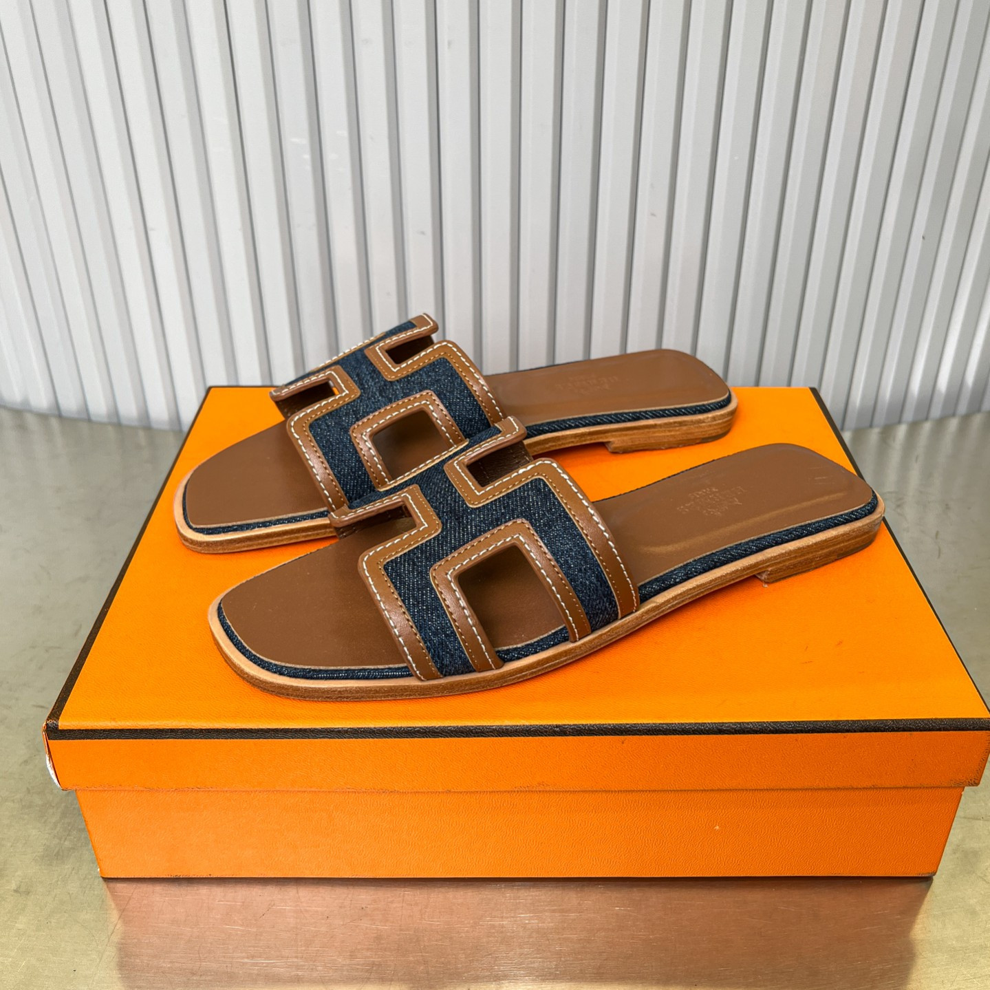 ua H**me5 oran sandal