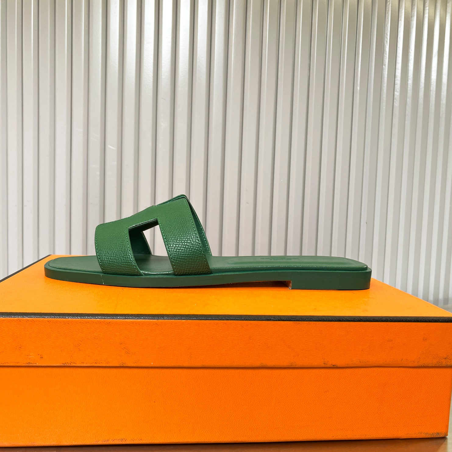 ua H**me5 oran sandal