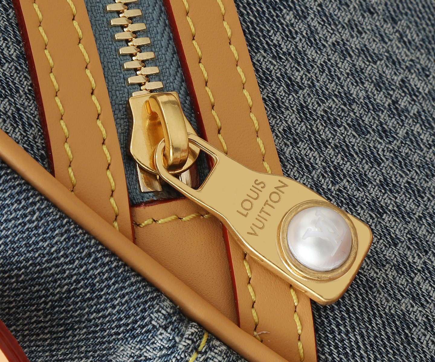 LV Chess Messenger M40706 9.4 x 9.4 x 3.1 inches