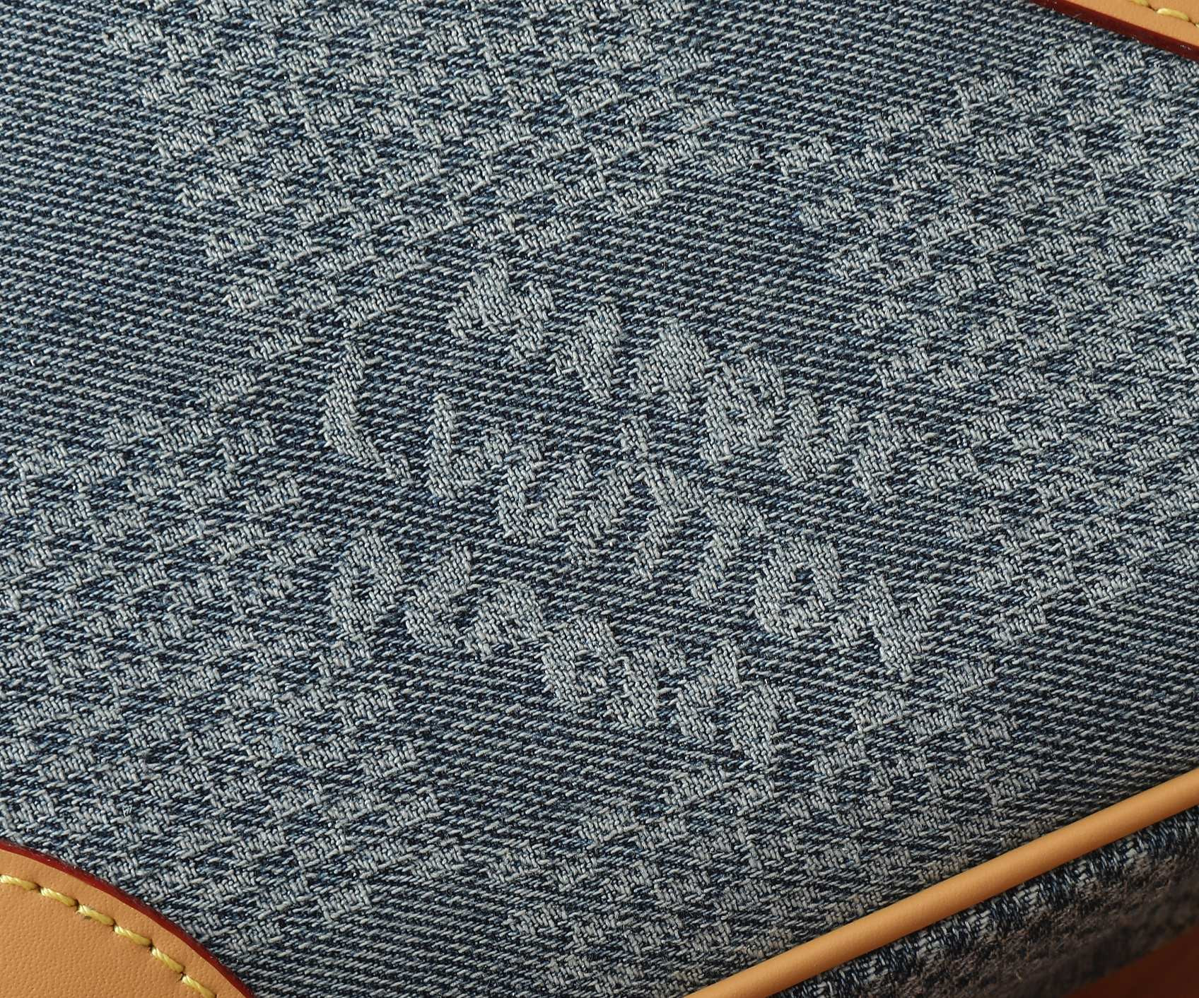 LV Chess Messenger M40706 9.4 x 9.4 x 3.1 inches