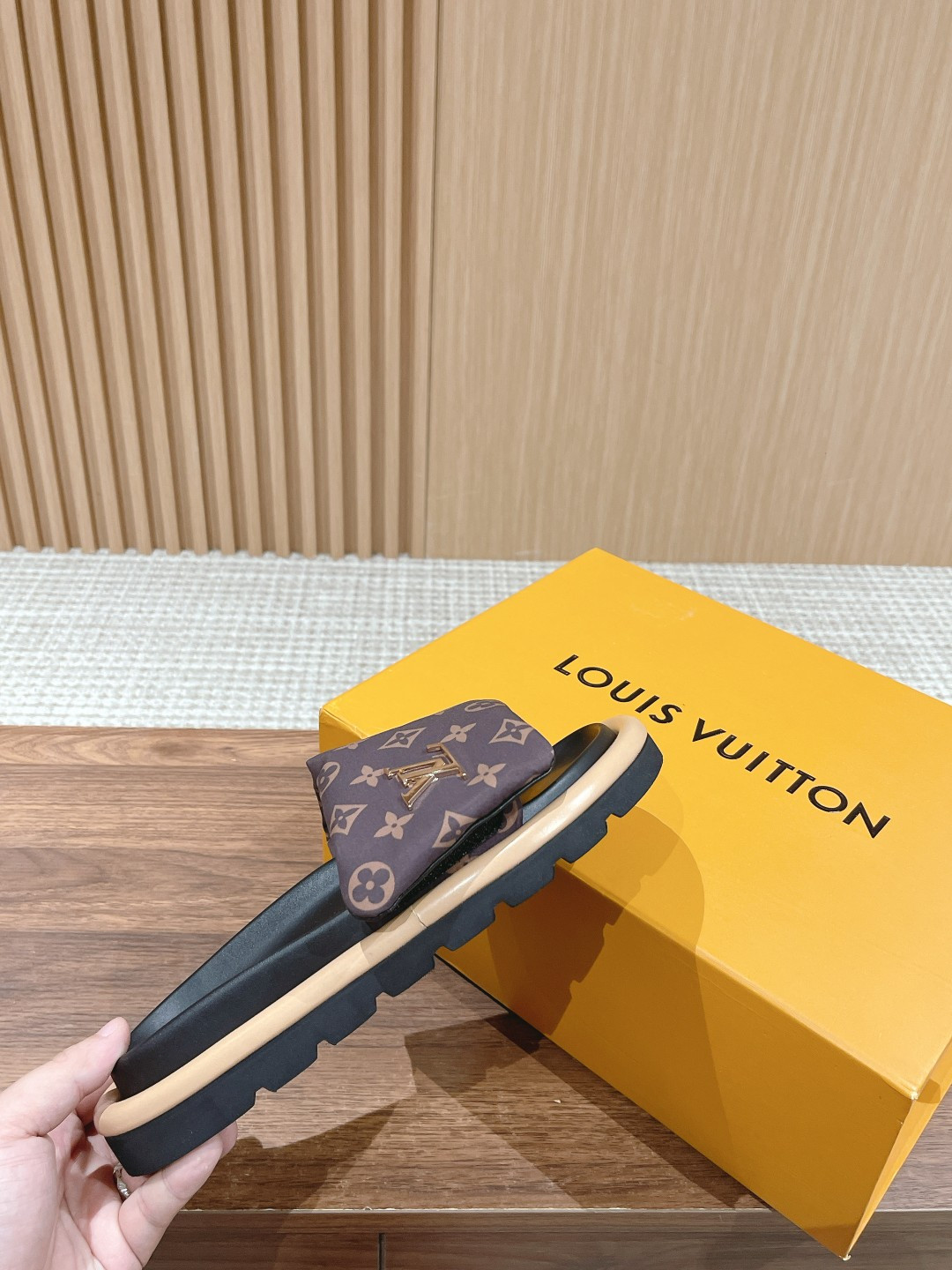 UA LV Pool Pillow Flat Comfort Mule