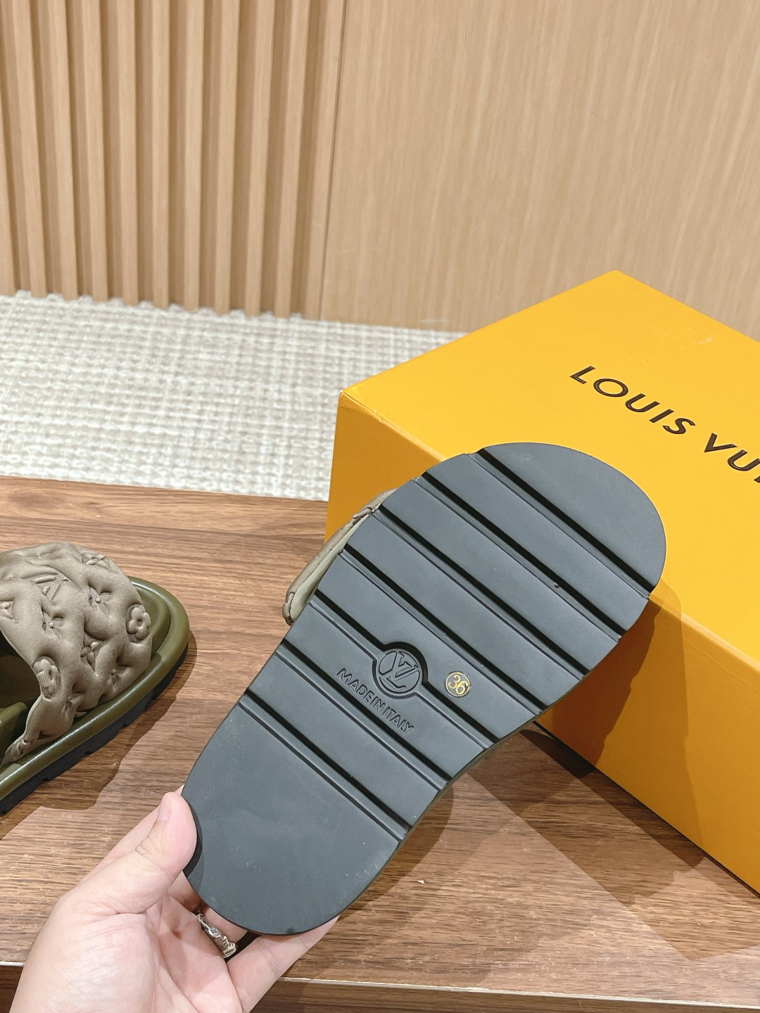 UA LV Pool Pillow Flat Comfort Mule