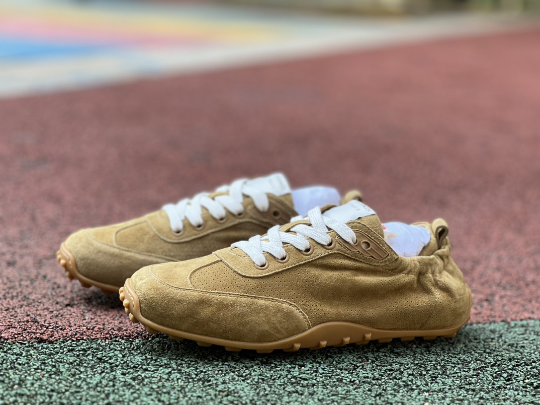 ua H**mes in sneaker