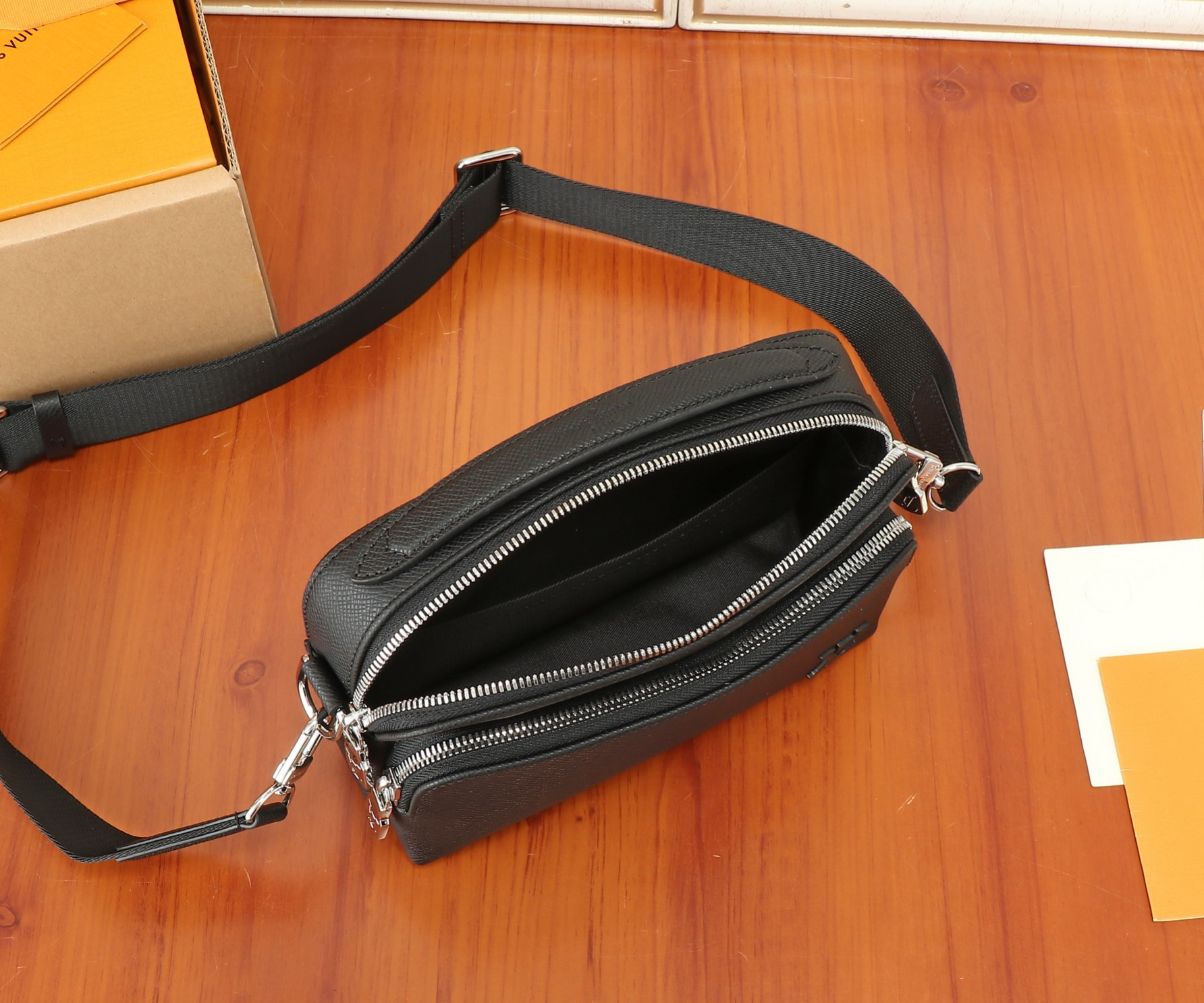 LV District  M11657 22.5x15.5x7.5CM