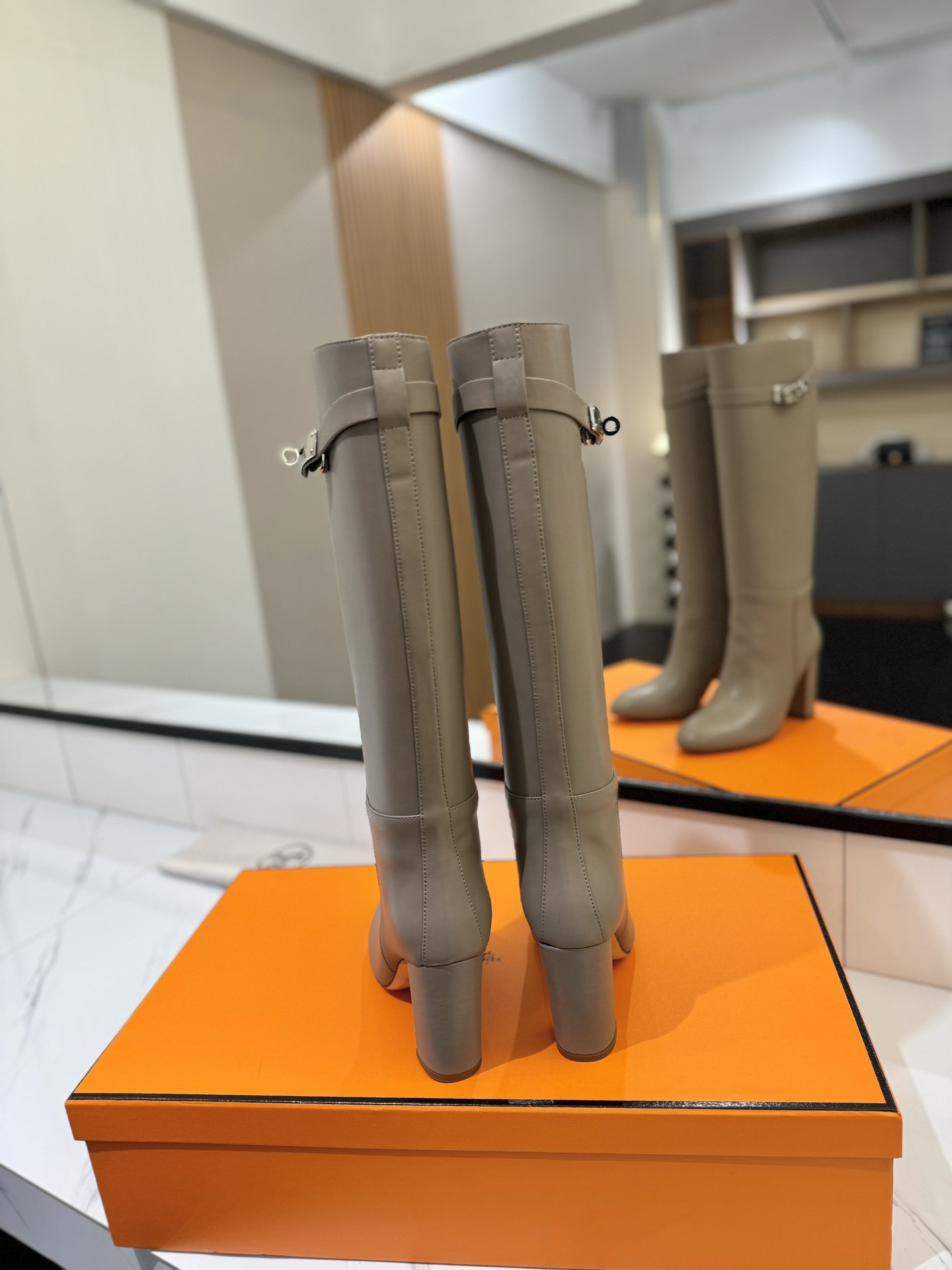 ua H**me5 jumping boots (heel height 8.5cm)