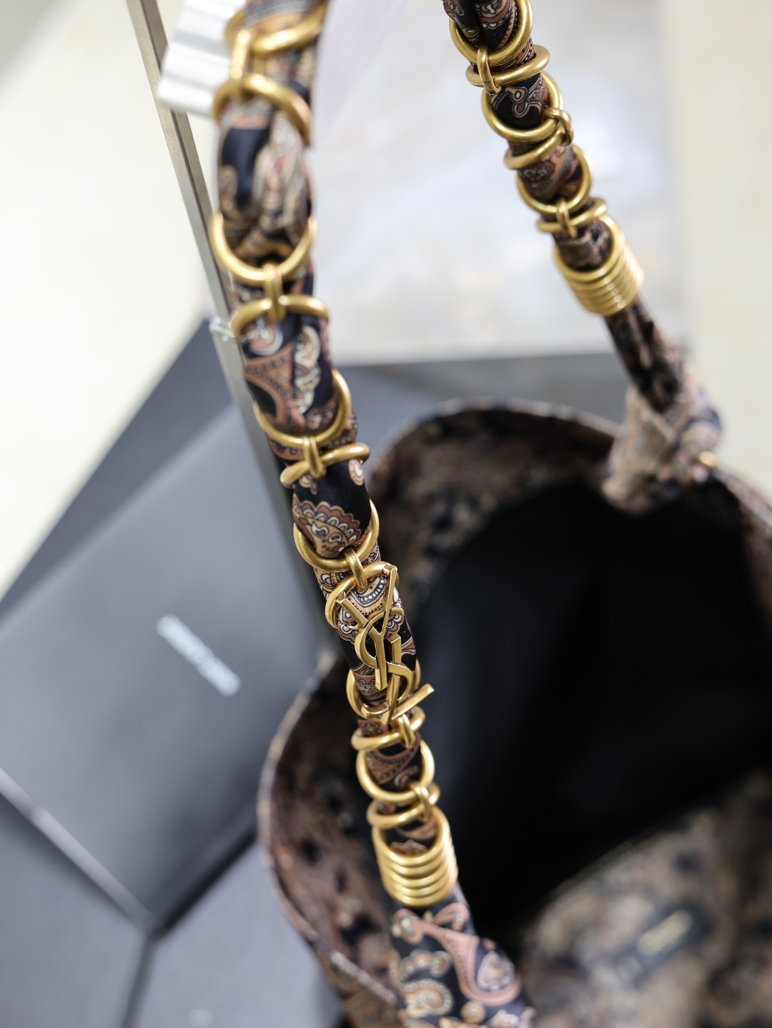 Y*L amalia (silk twill) 42x50x1cm