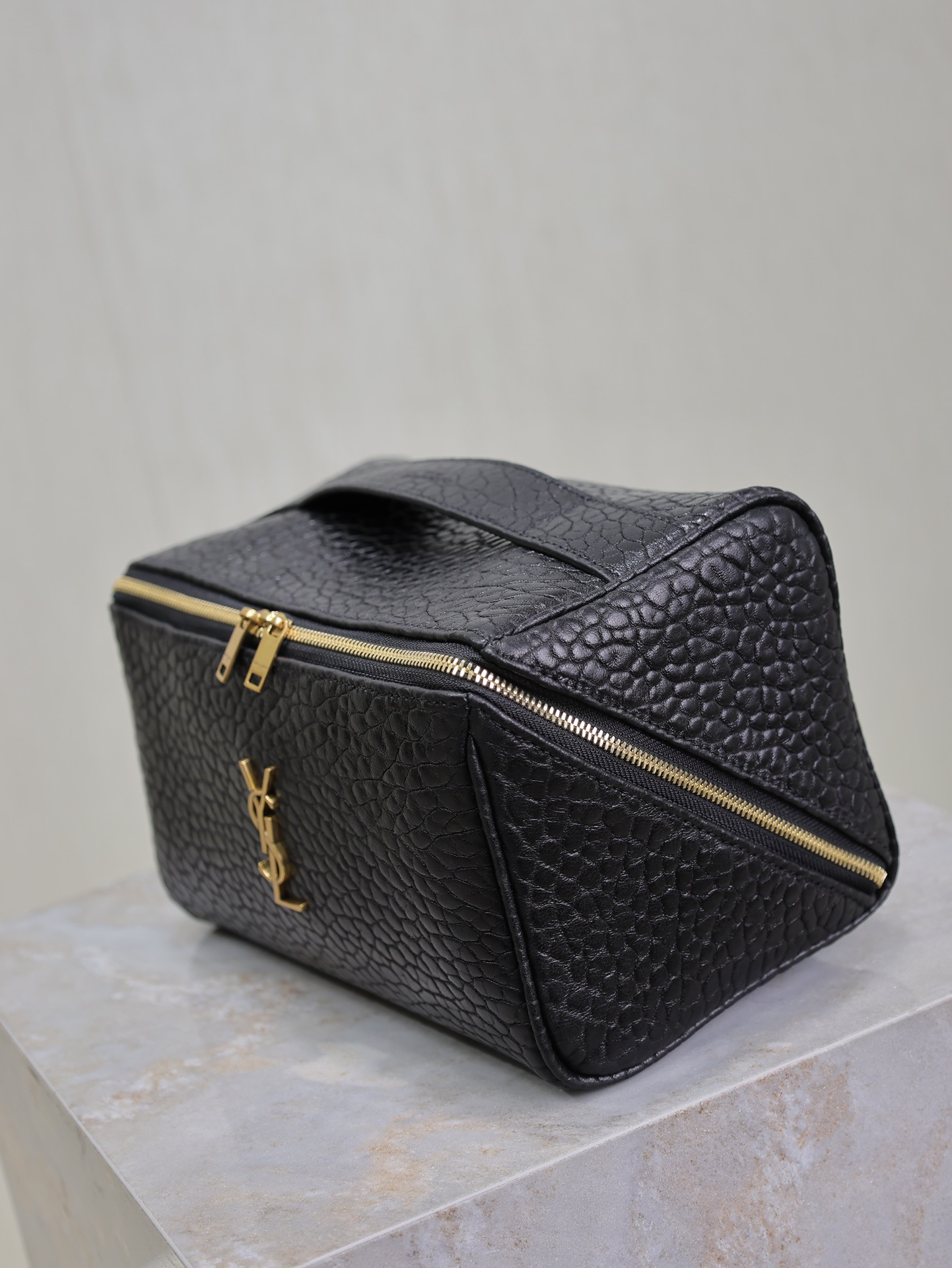 Y*L gaby vanity case in grained leather 21x13x13cm