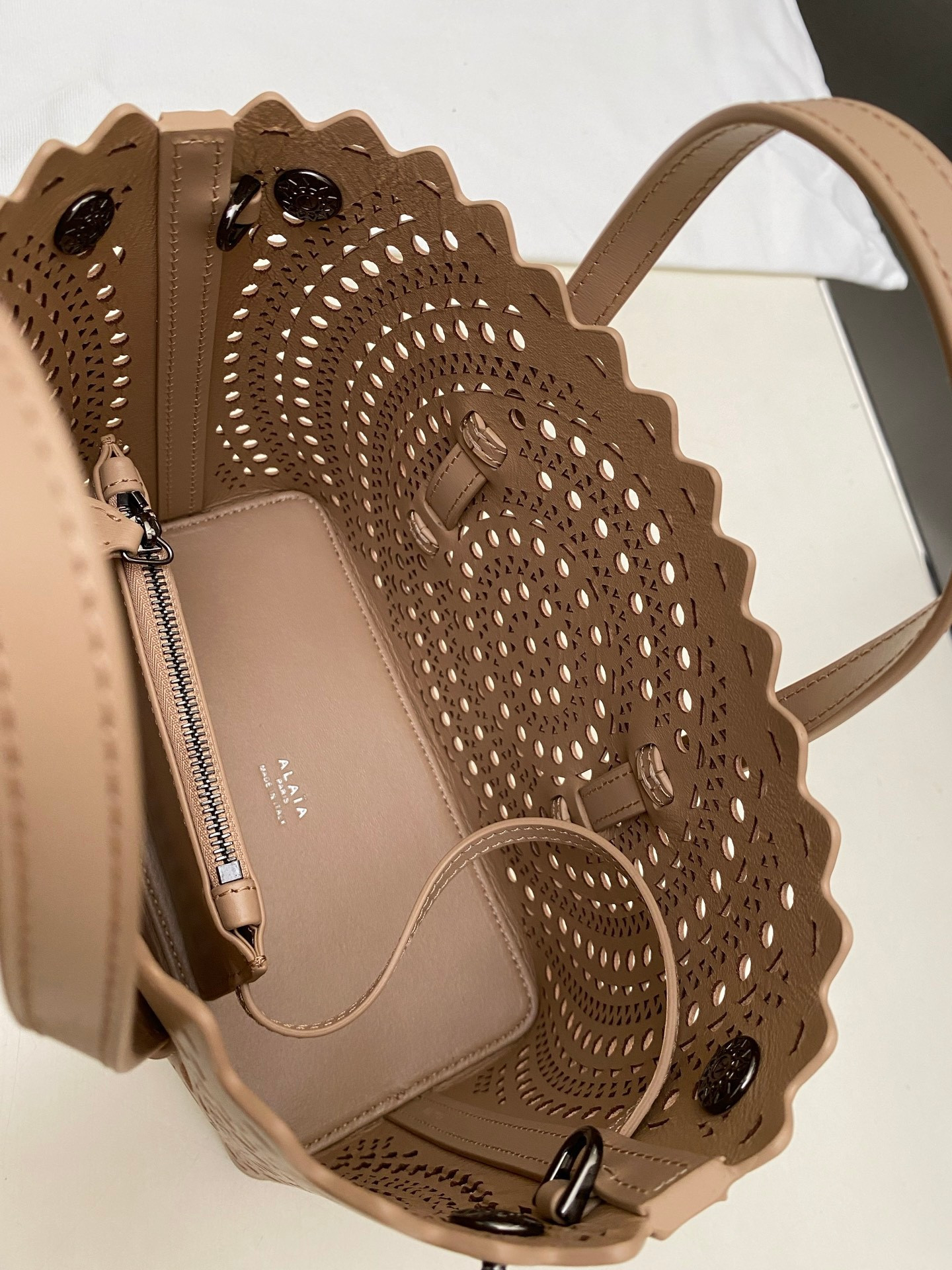 ALAÏA Mina 20 bag 20x17x10cm