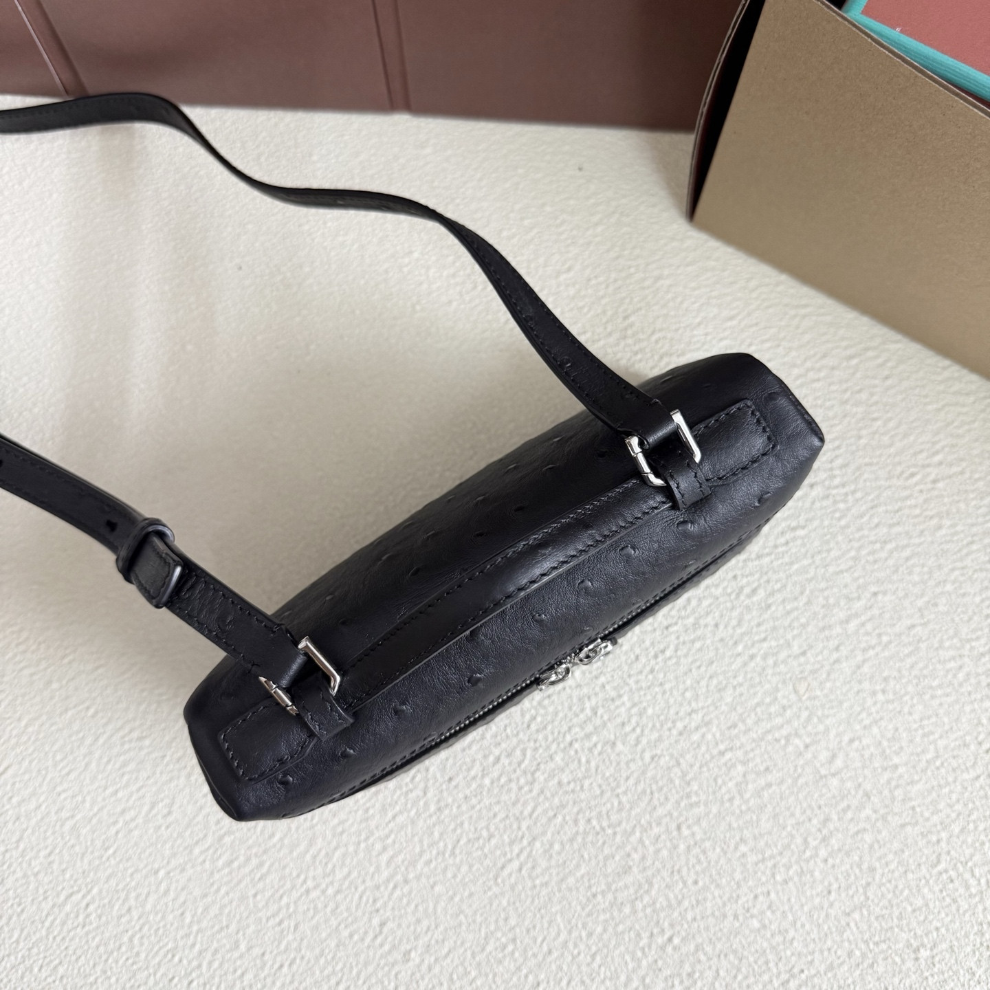 L**o p*ana extra pocket l19 ostrich-grained leather 11 x 19 x 6.5 cm