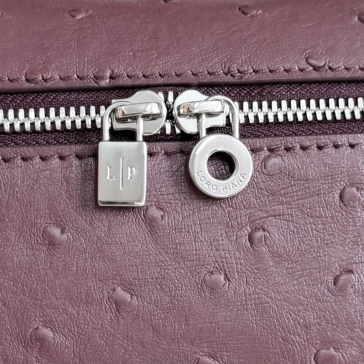 L**o p*ana extra pocket l19 ostrich-grained leather 11 x 19 x 6.5 cm