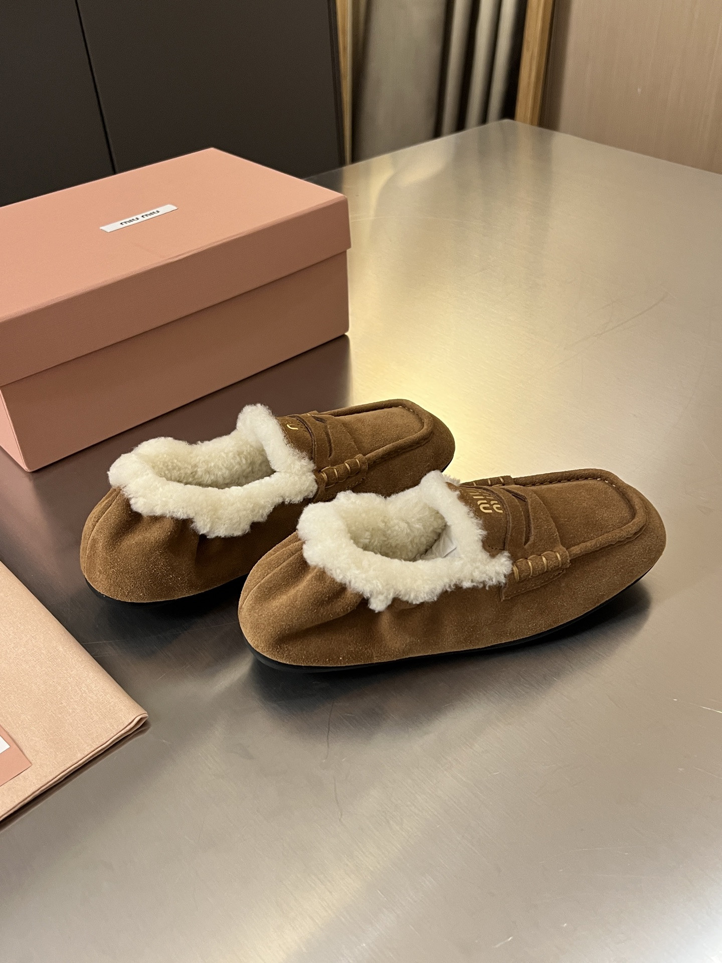 ua M1v M1v ruches suede loafers