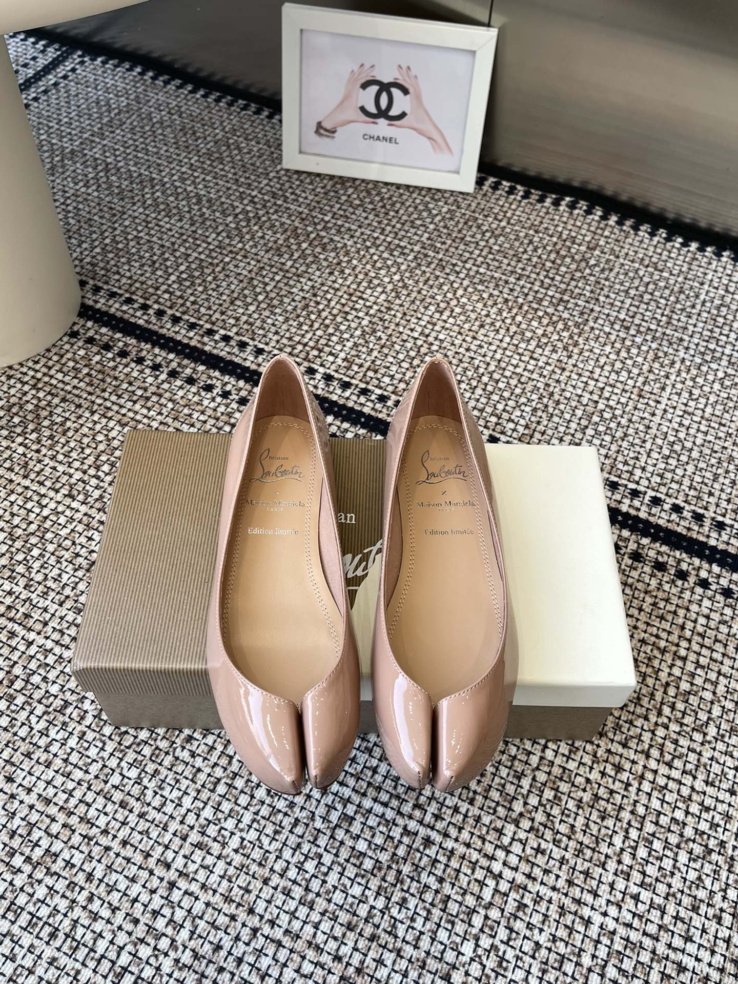 ua ch**an louboutin x ma*s*n Ma*i*la tabi leather ballet flats