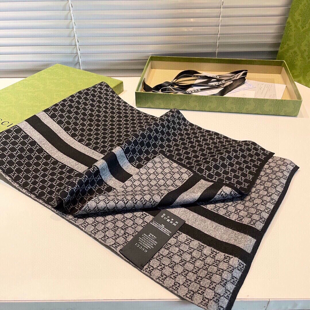 G*u*i scarf 32x180cm