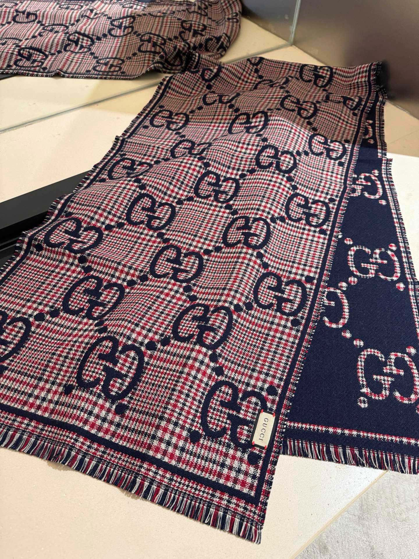 G*u*i scarf 47x180cm