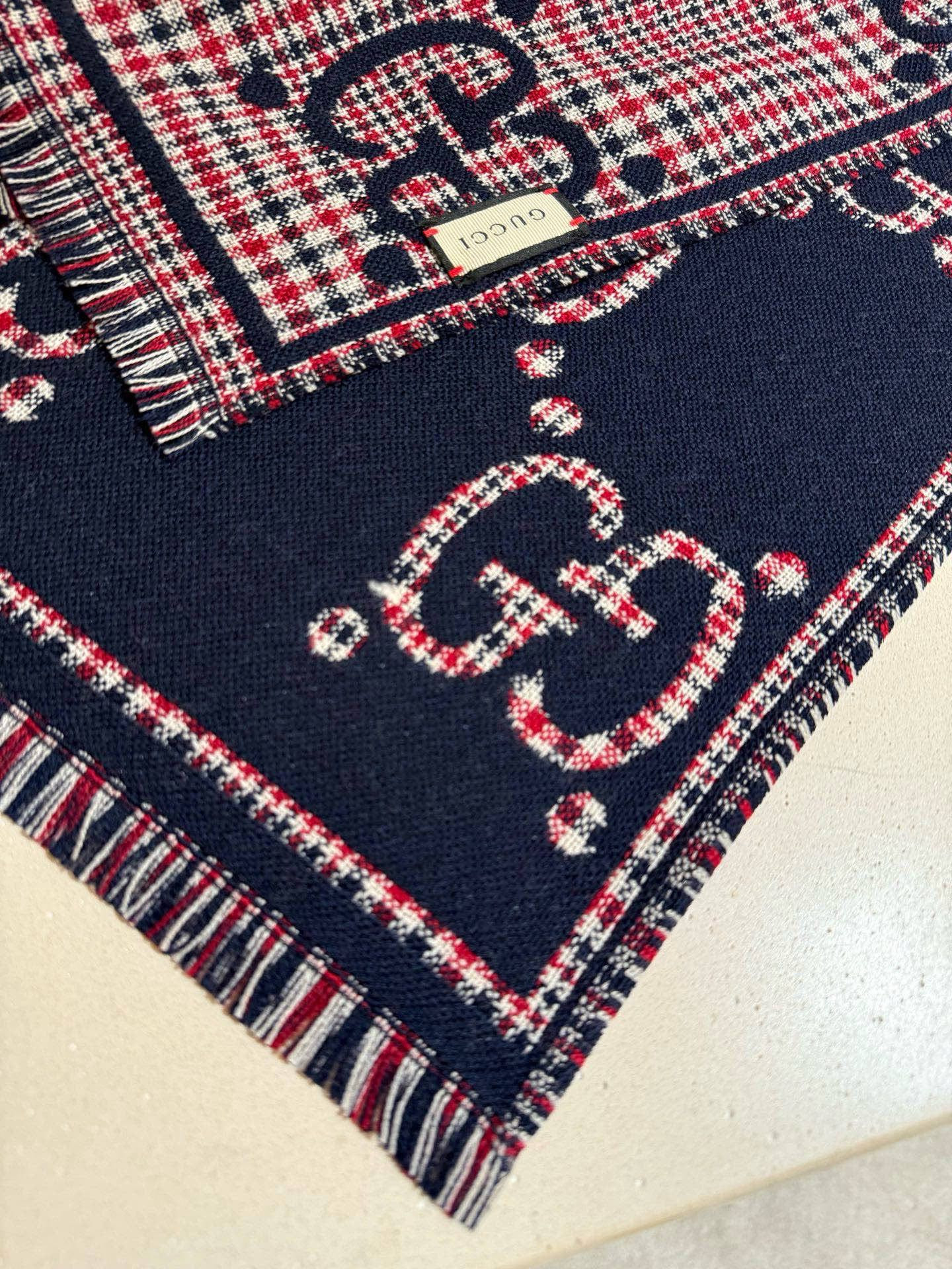 G*u*i scarf 47x180cm