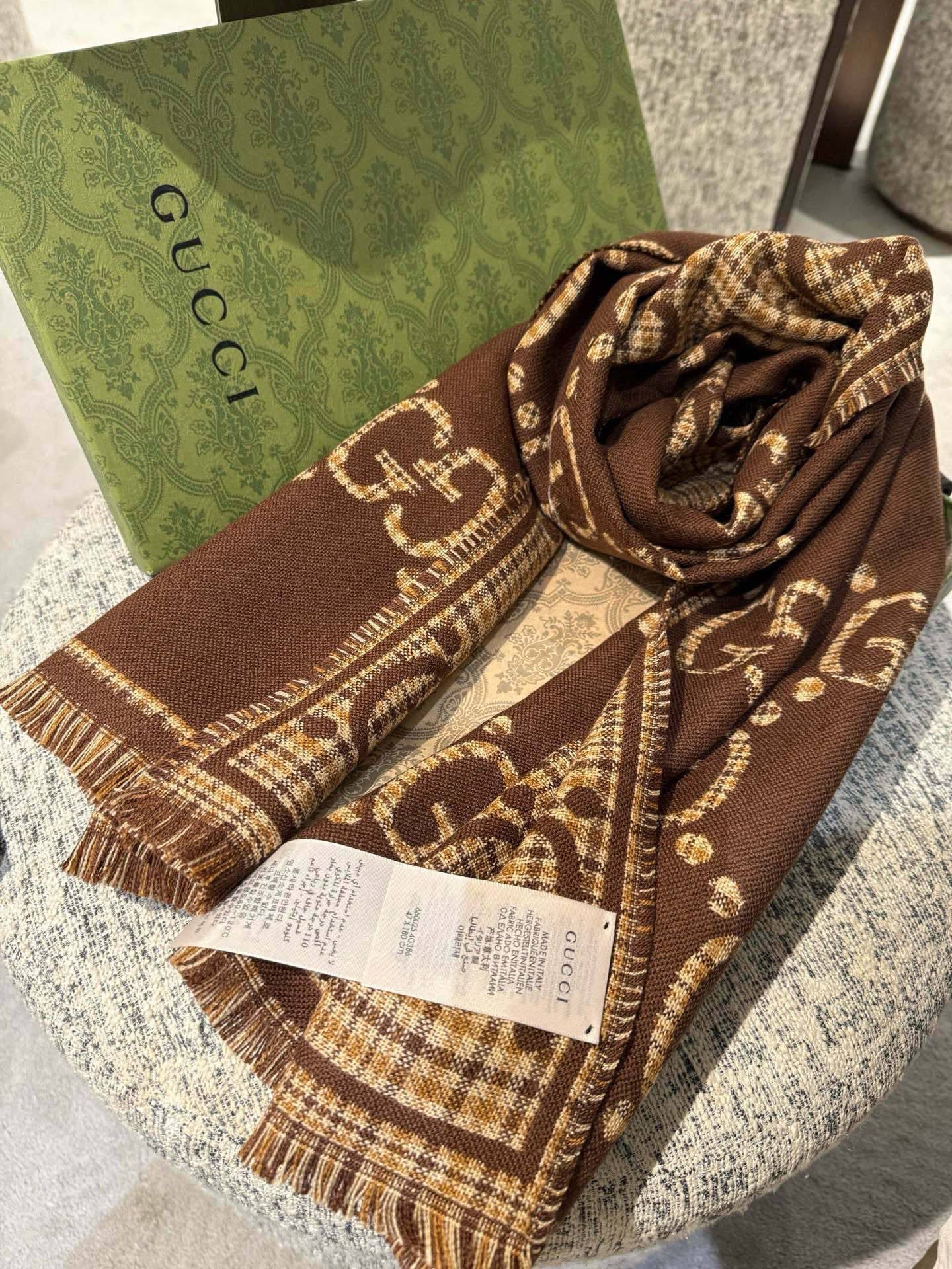G*u*i scarf 47x180cm