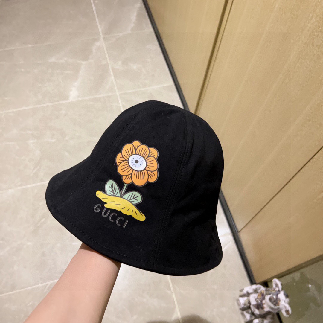 G*u*i bucket hat