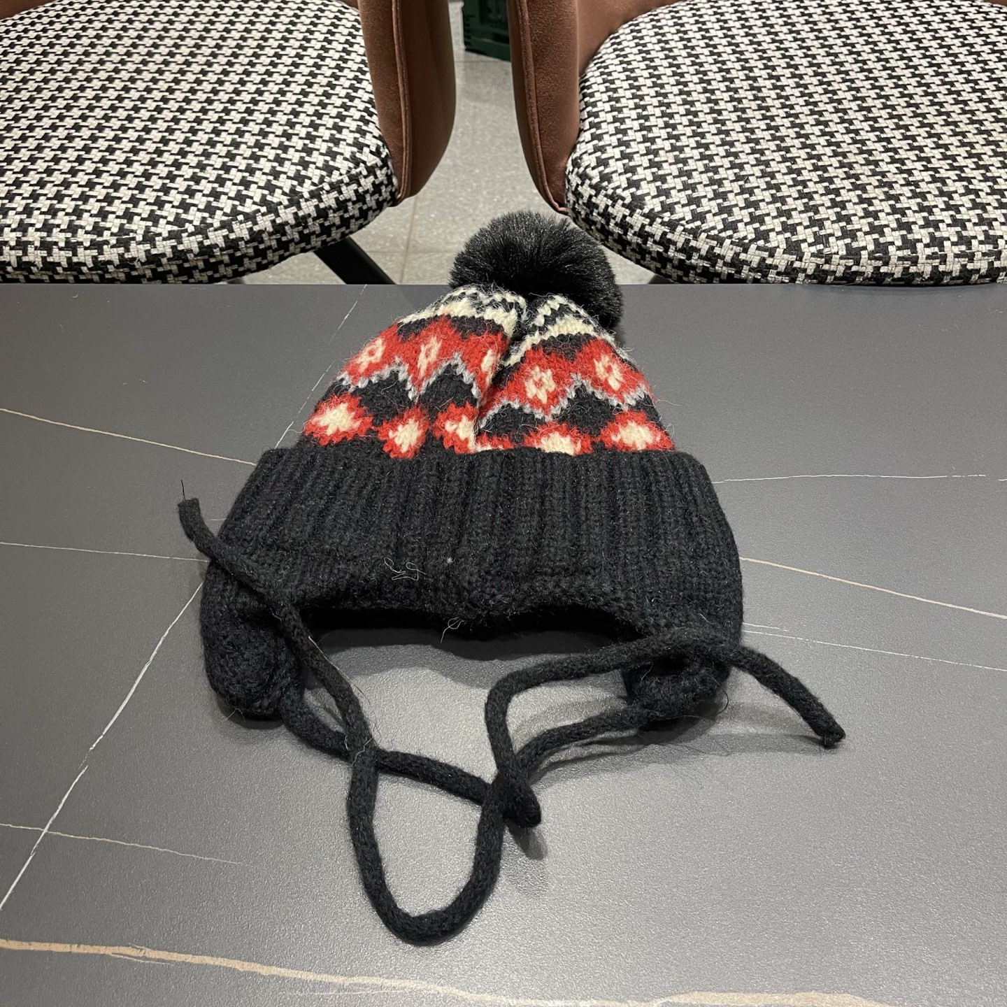G*u*i knit trapper hat