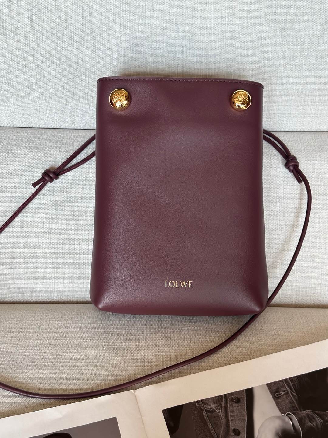 L0ew* pebble pouch in smooth calfskin 21.5x17x7cm