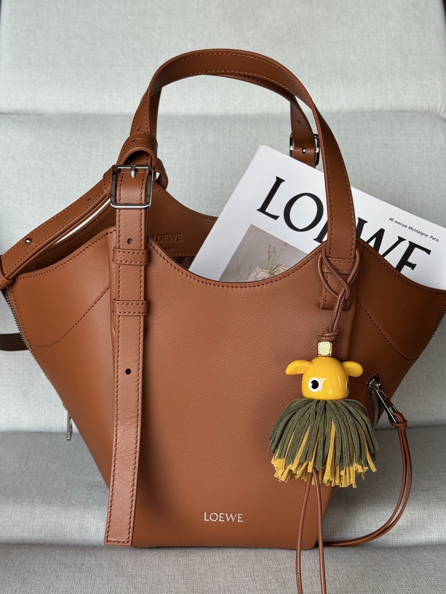 L0ew* hammock flip bag in classic calfskin no pendant 21x15x22.5cm