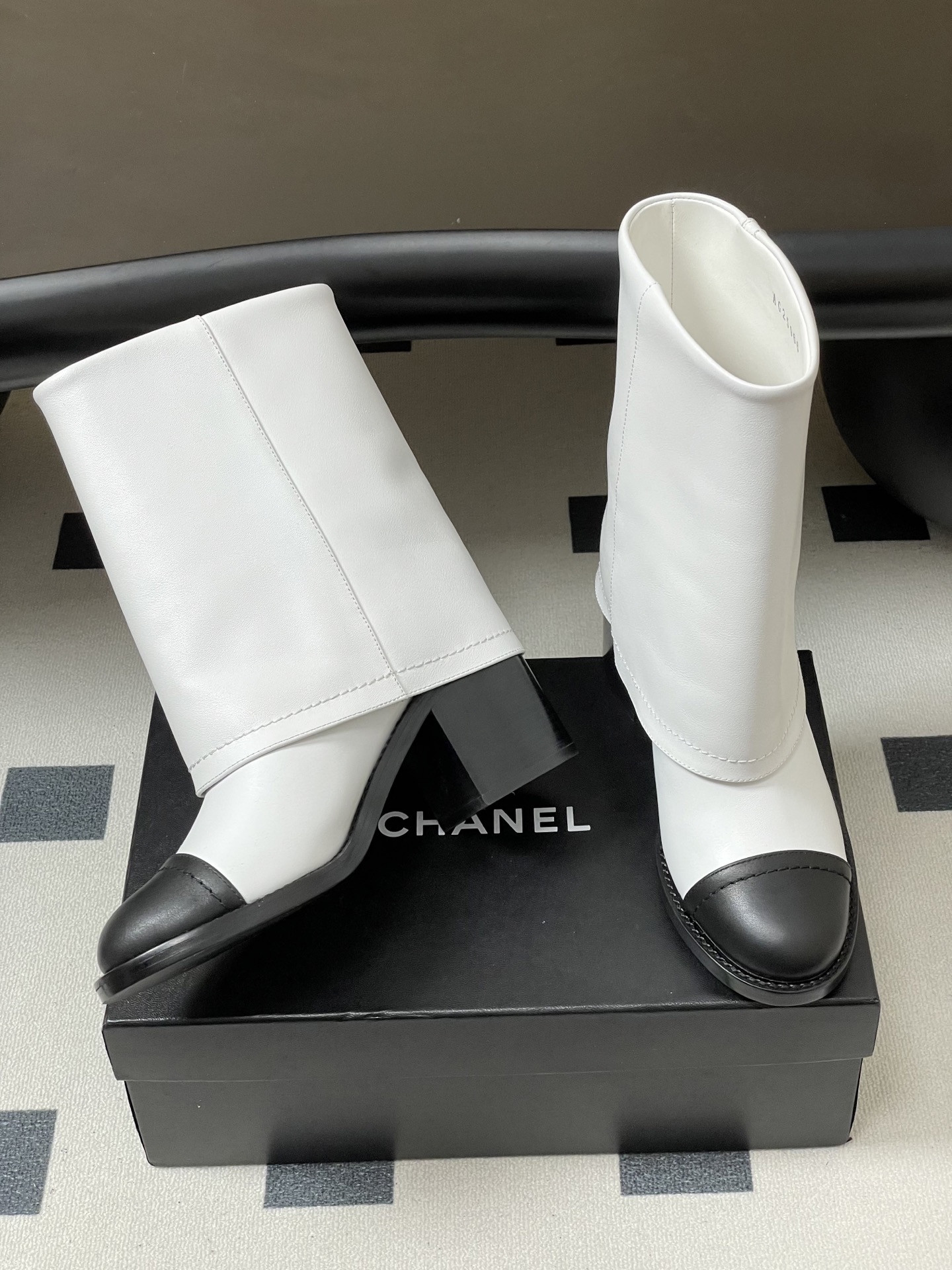 ua Ch*el short boots 7cm heel