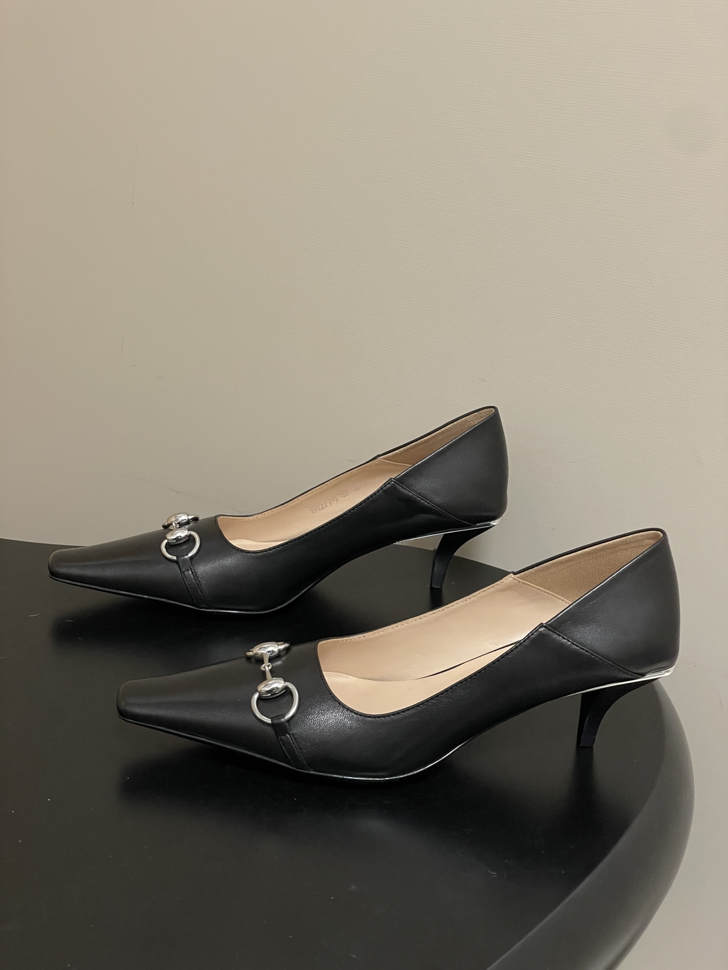 ua G*u*i vittoria pump