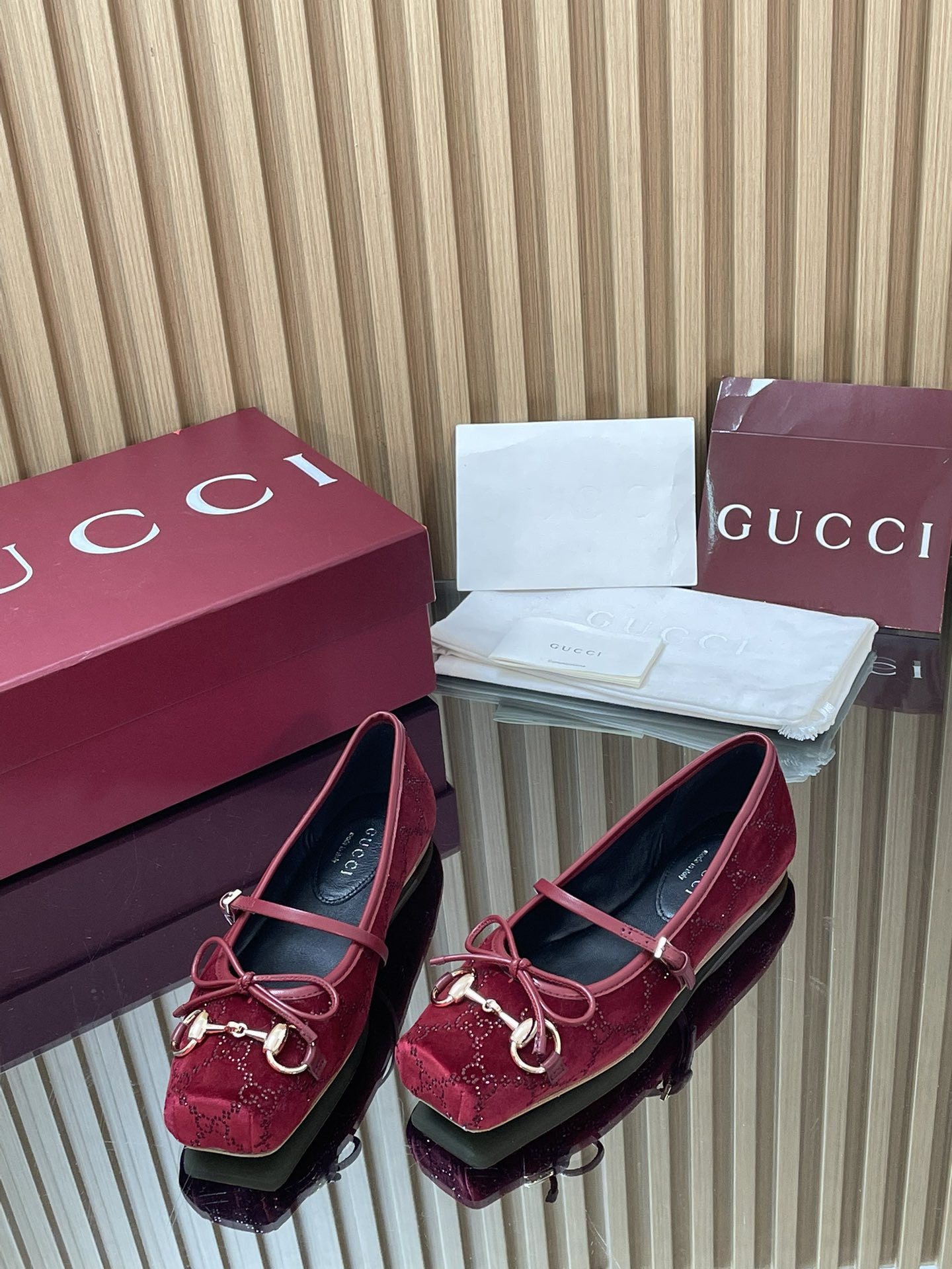 ua G*u*i horsebit ballet flat