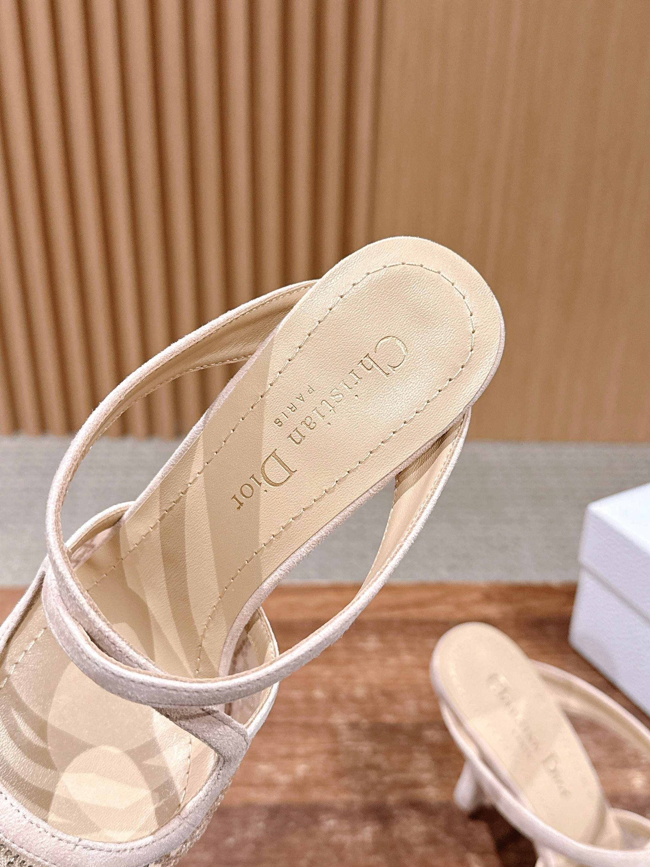 ua D*or capture heeled mule