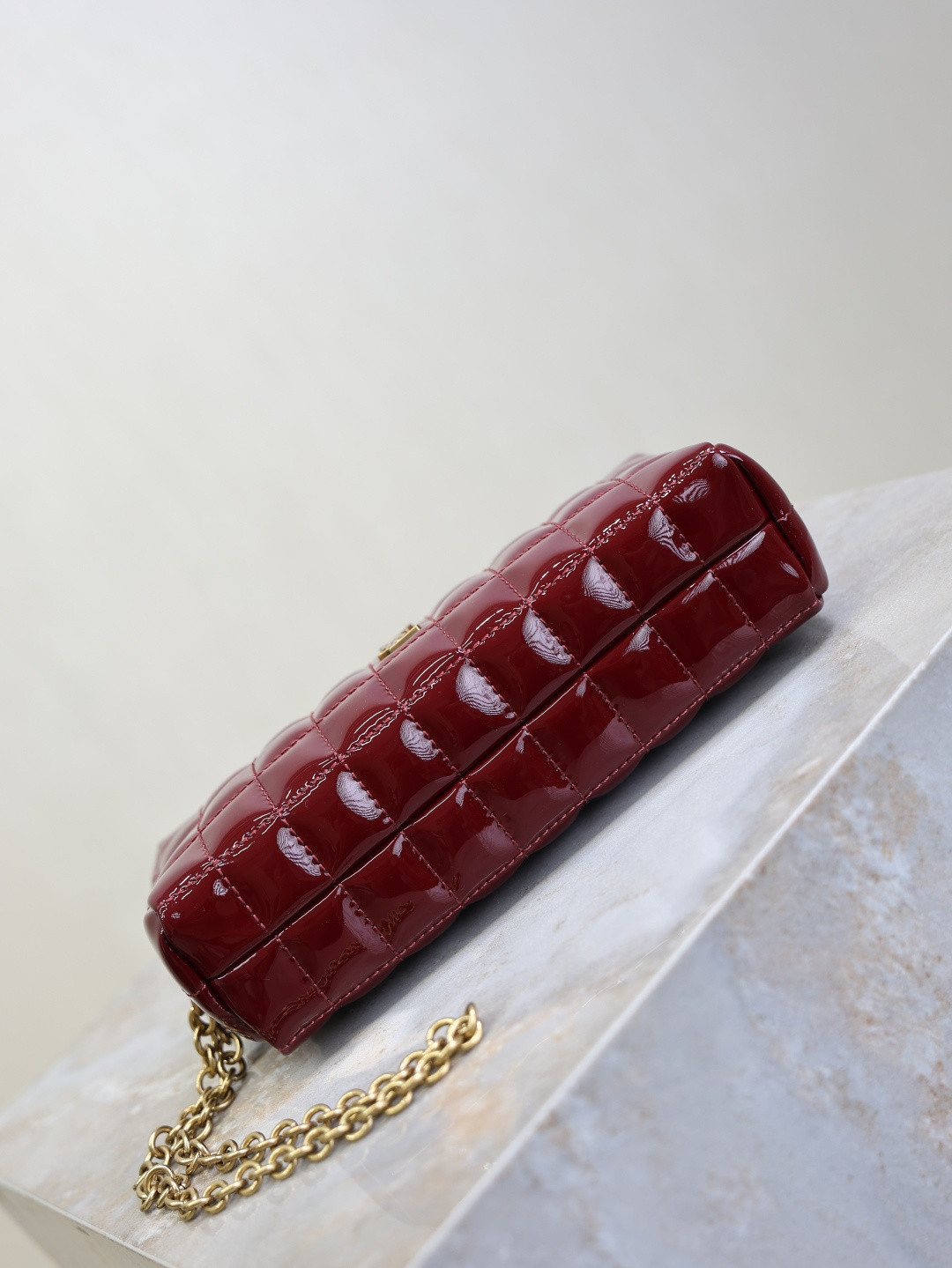 Y*L cassandre matelassÉ carrÉ pouch on chain in shiny 18.5x8.5x4cm