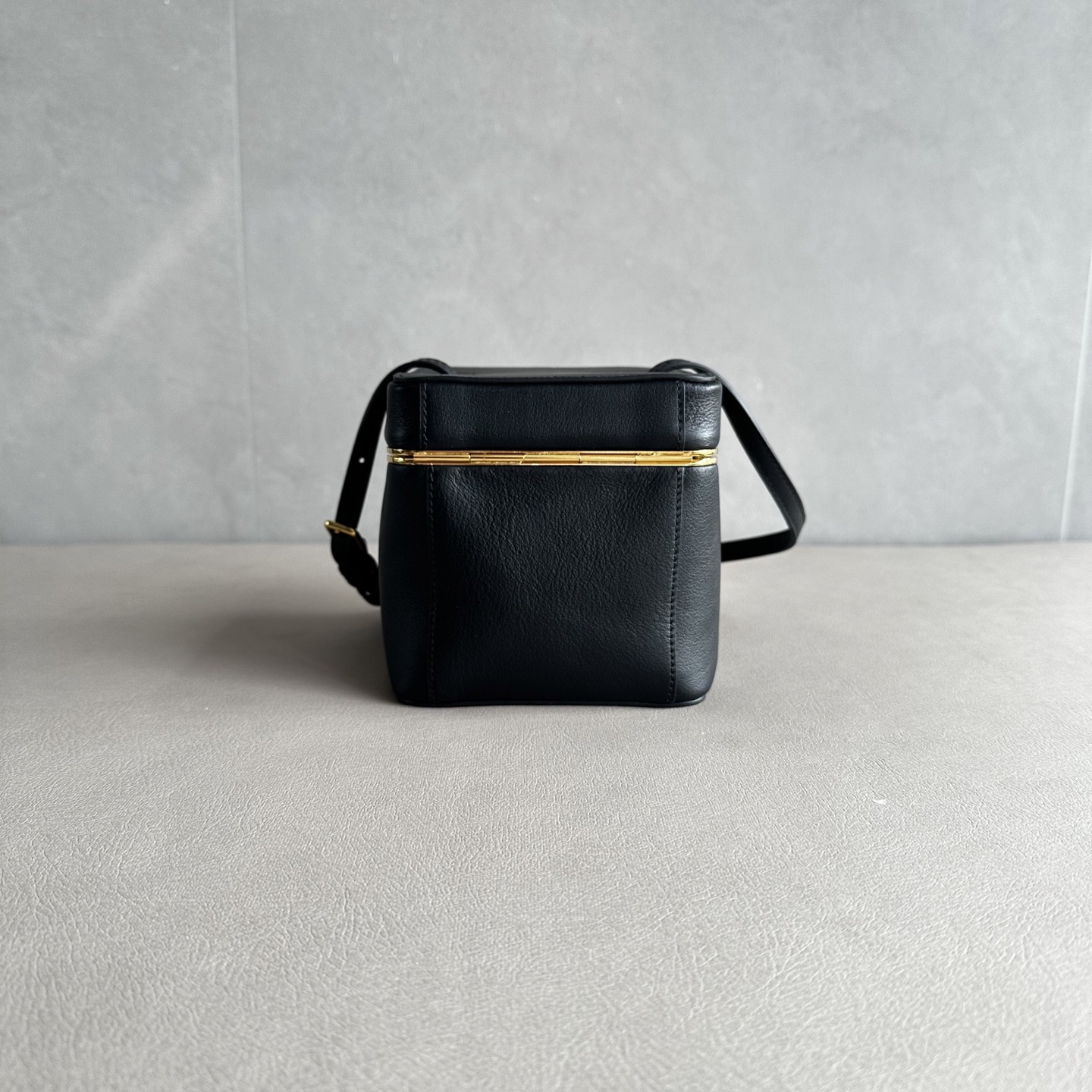 ce**e small triomphe frame in S*pple calfskin 12.5x12.5x12.5cm