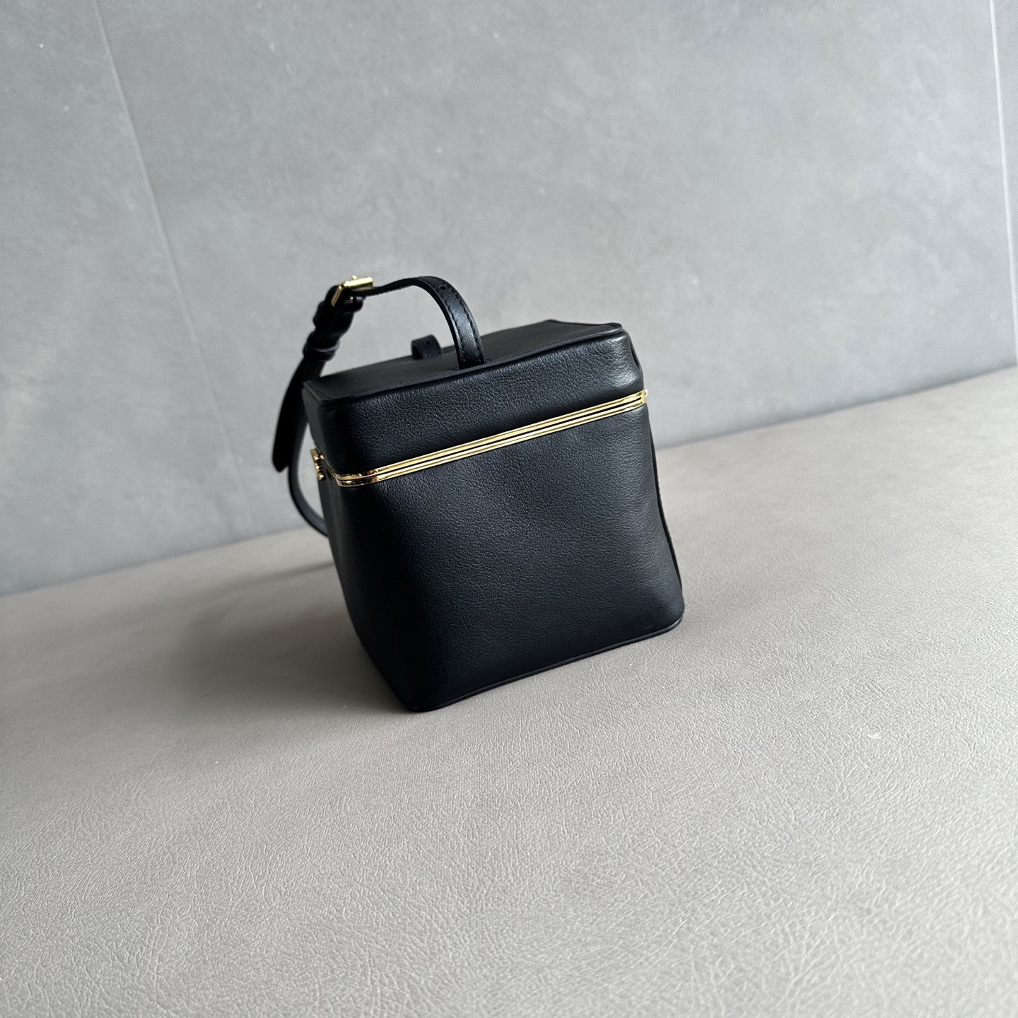 ce**e small triomphe frame in S*pple calfskin 12.5x12.5x12.5cm