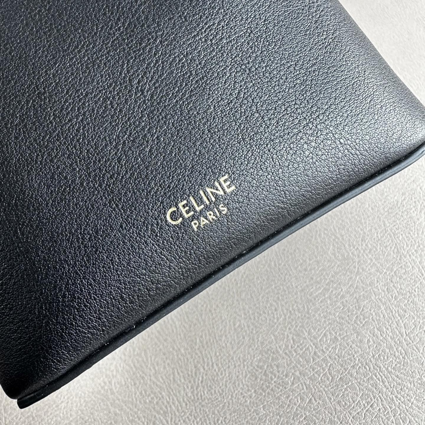 ce**e small triomphe frame in S*pple calfskin 12.5x12.5x12.5cm