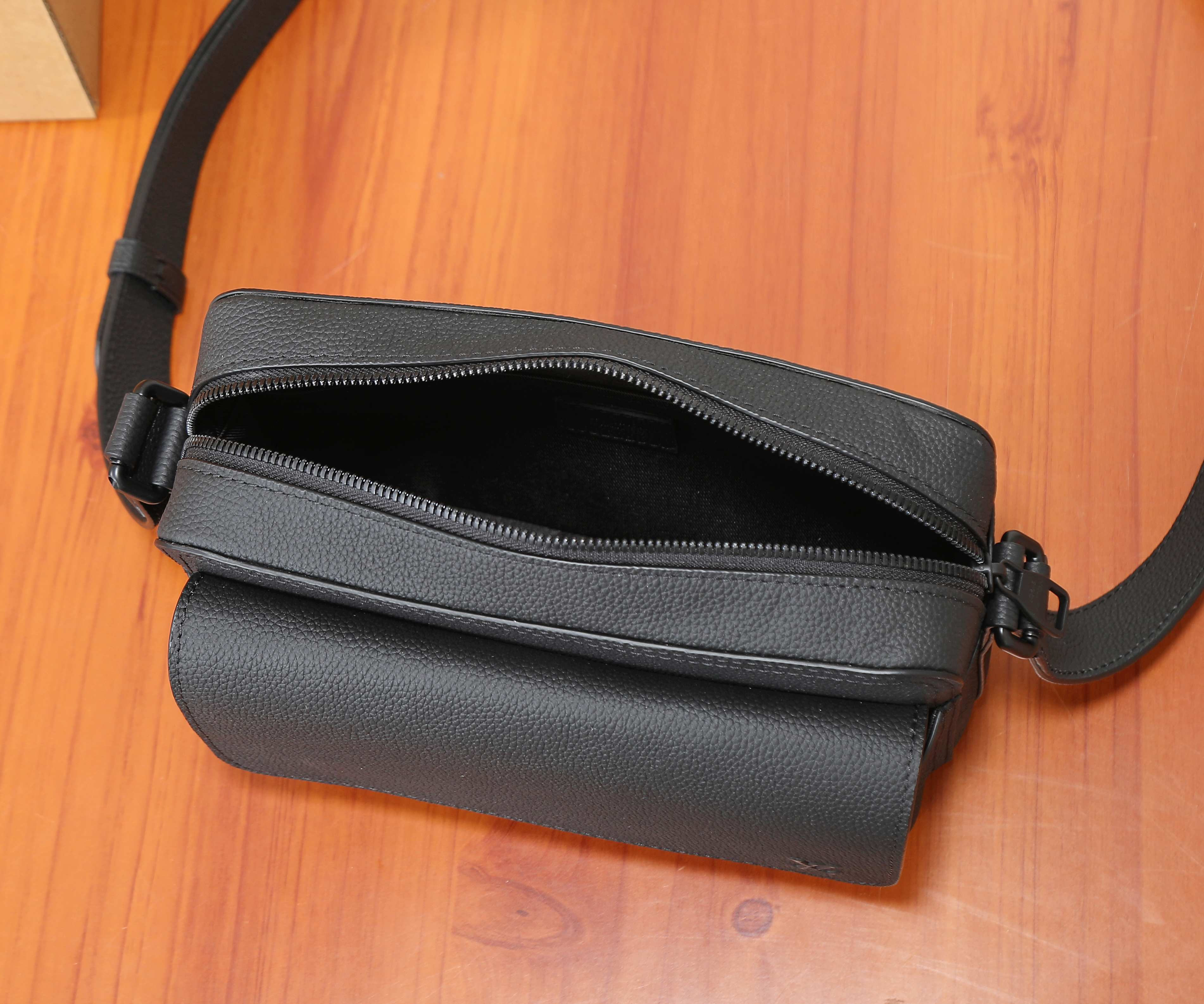 LV Boarding Messenger M15265 24x18x9cm