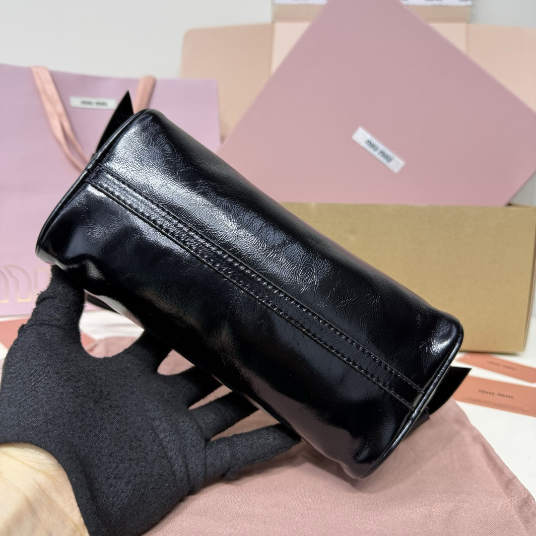 M1v M1v shiny leather pouch 12.5x21x9.5cm