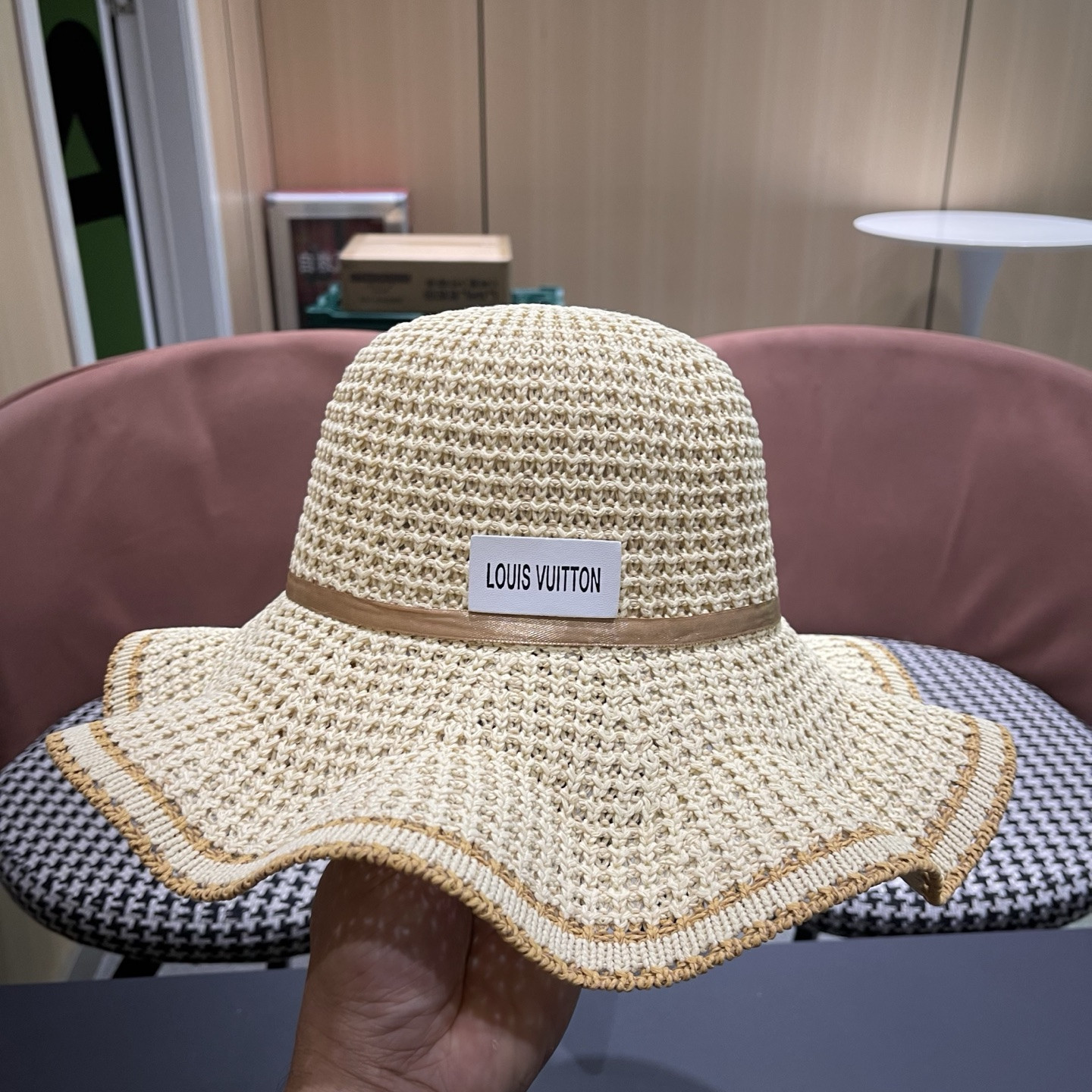 l0*is V*t0n straw hat