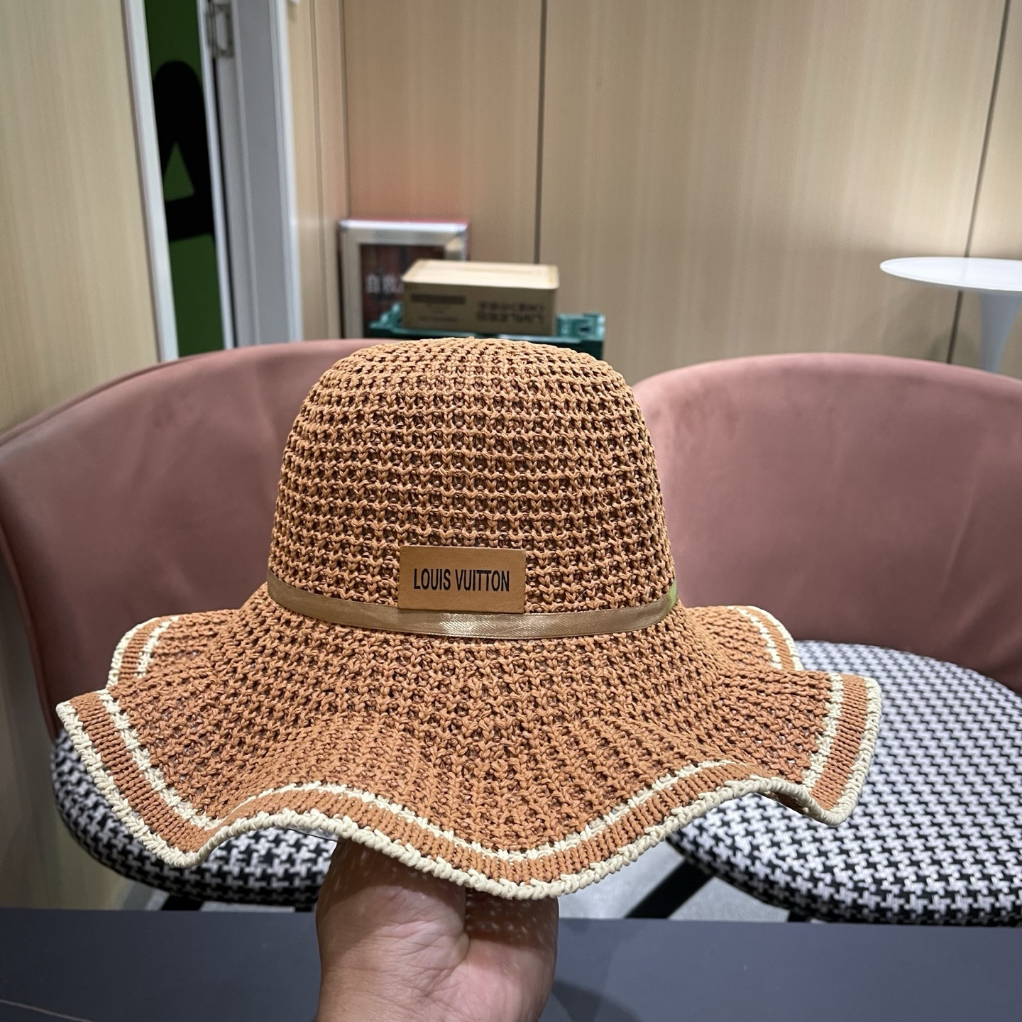 l0*is V*t0n straw hat