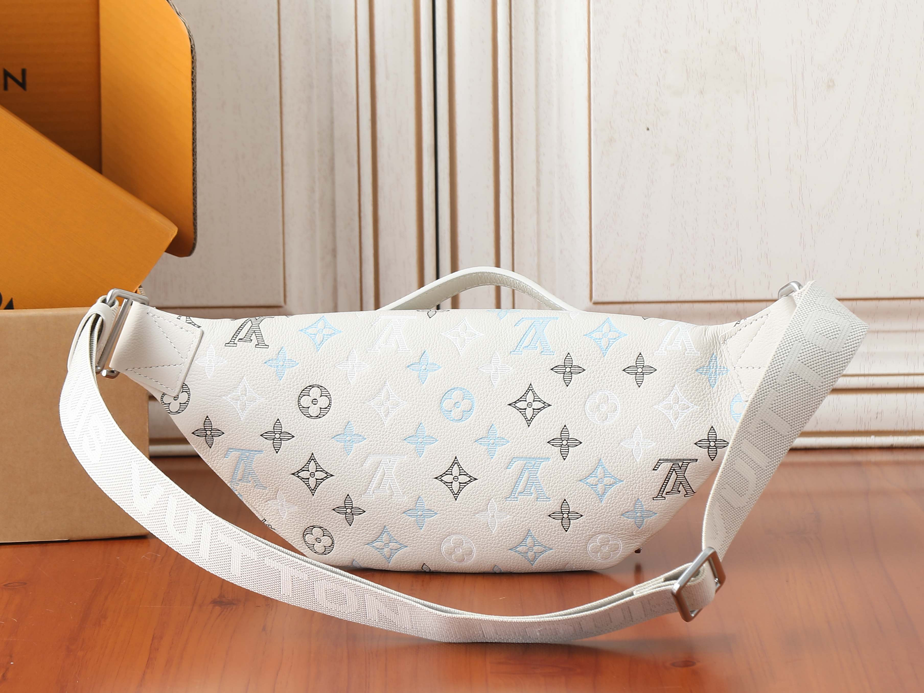 LV Rush Bumbag M28619 30x15x8cm