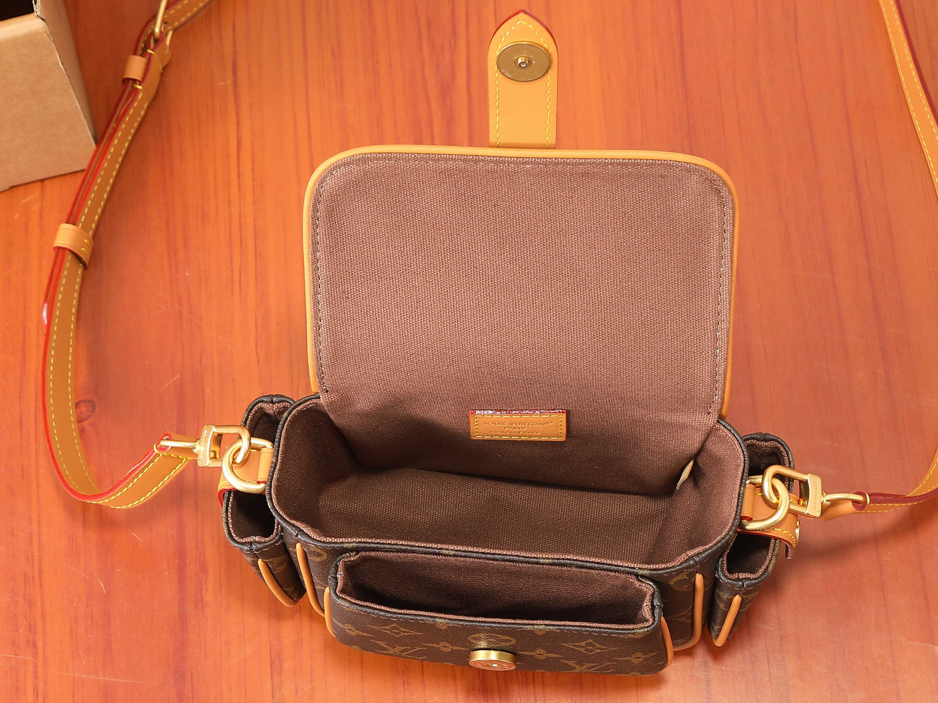 LV Cargo Wearable Wallet M14742 23x14x10cm