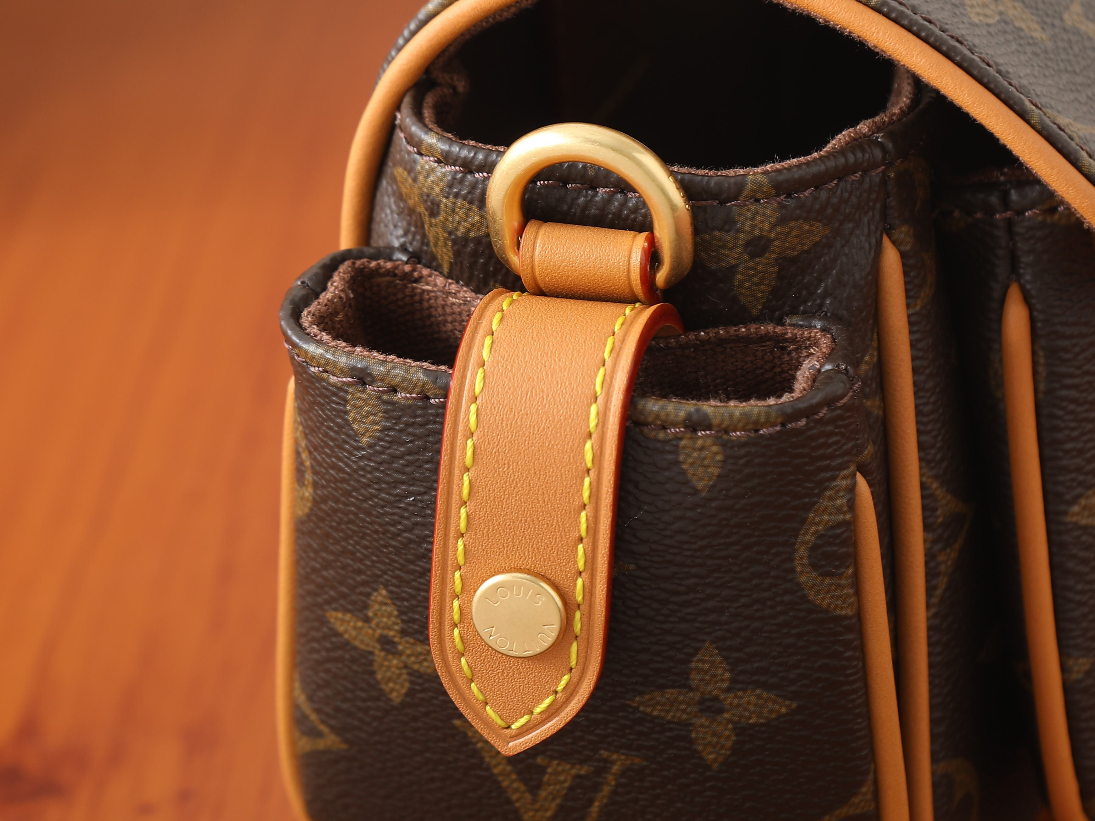 LV Cargo Wearable Wallet M14742 23x14x10cm