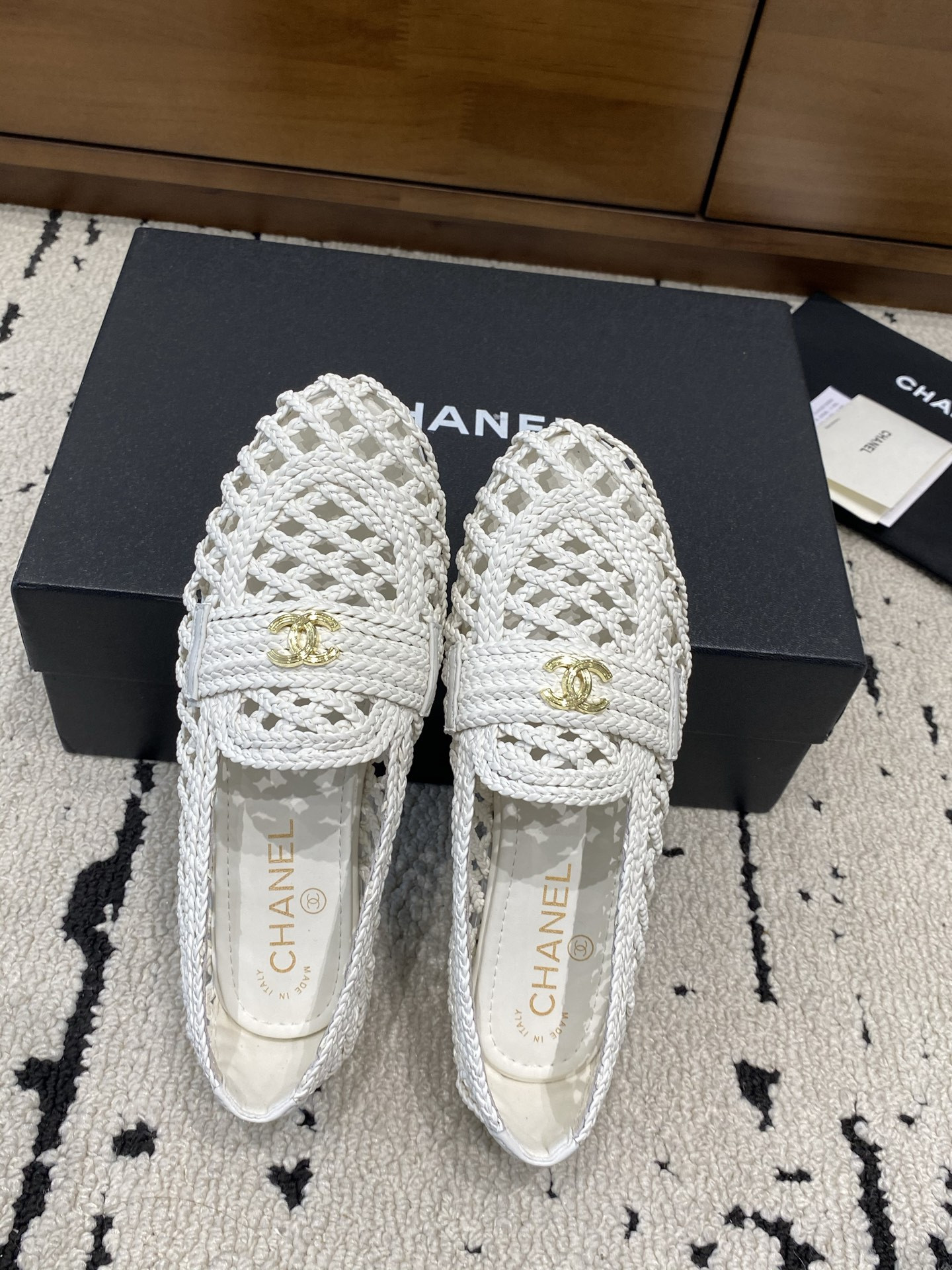 ua Ch*el flat shoes