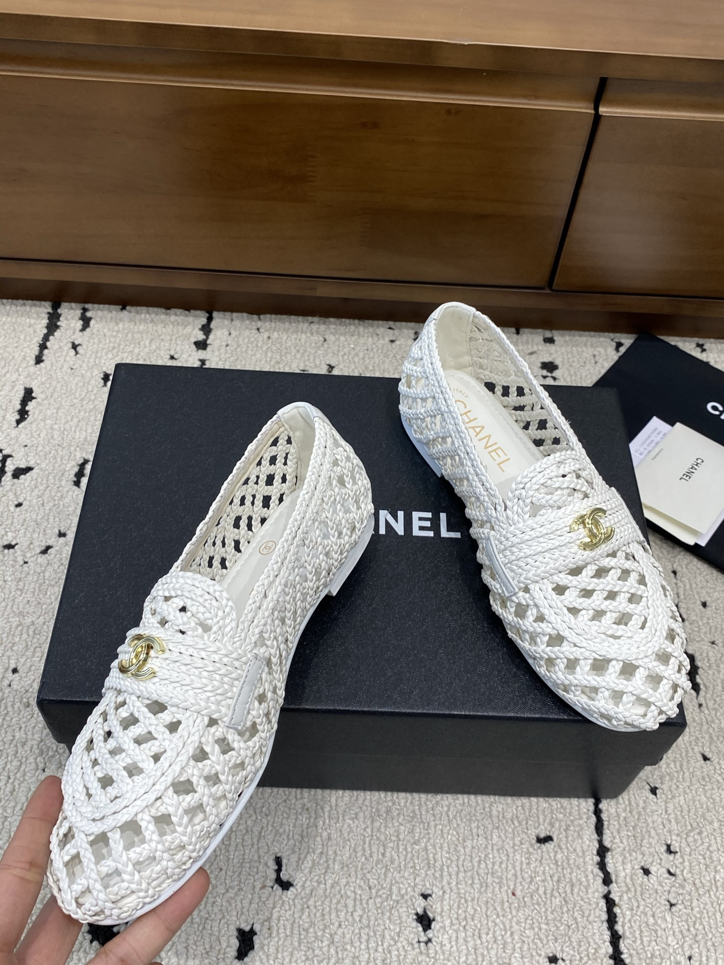 ua Ch*el flat shoes