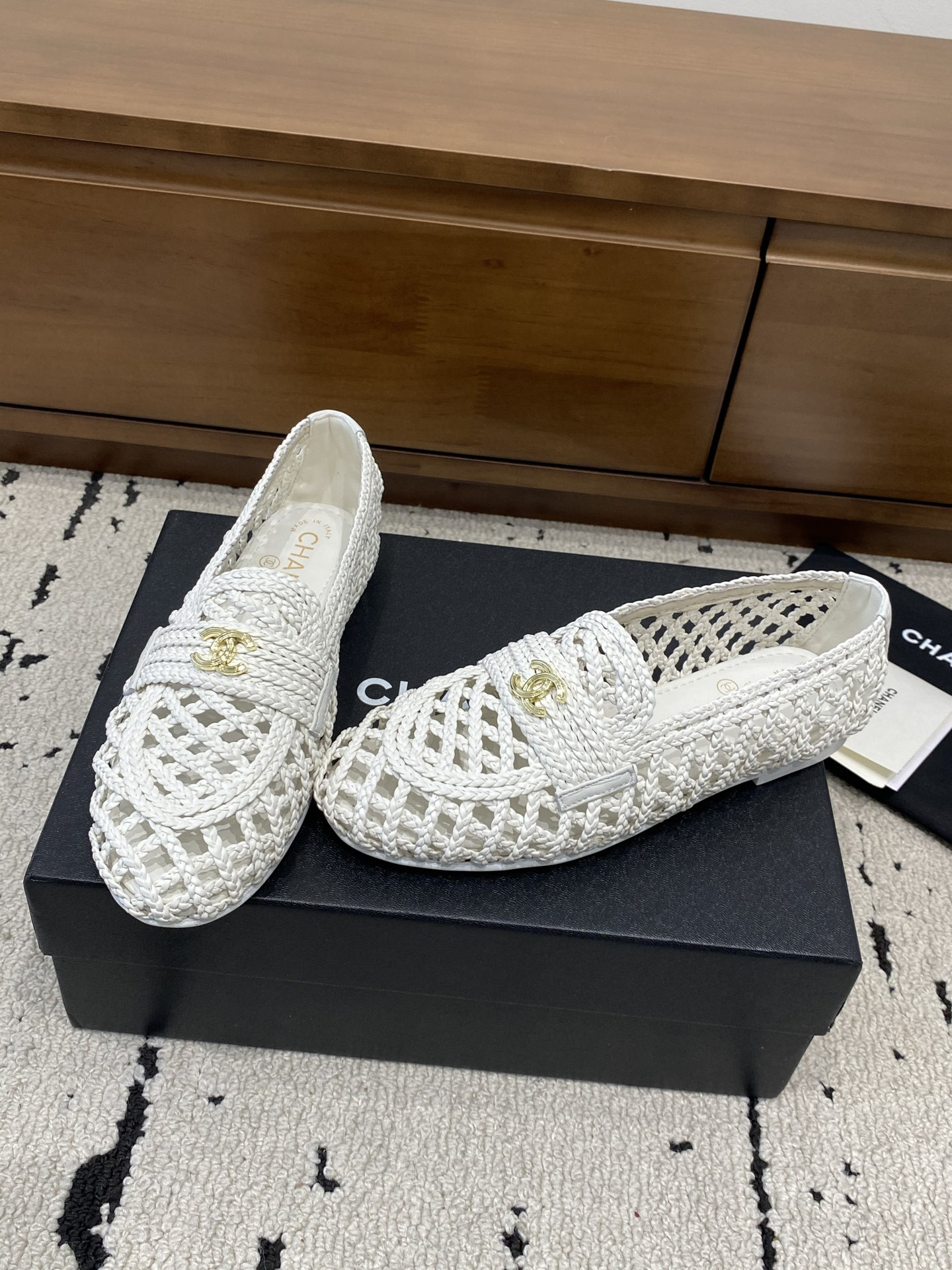 ua Ch*el flat shoes