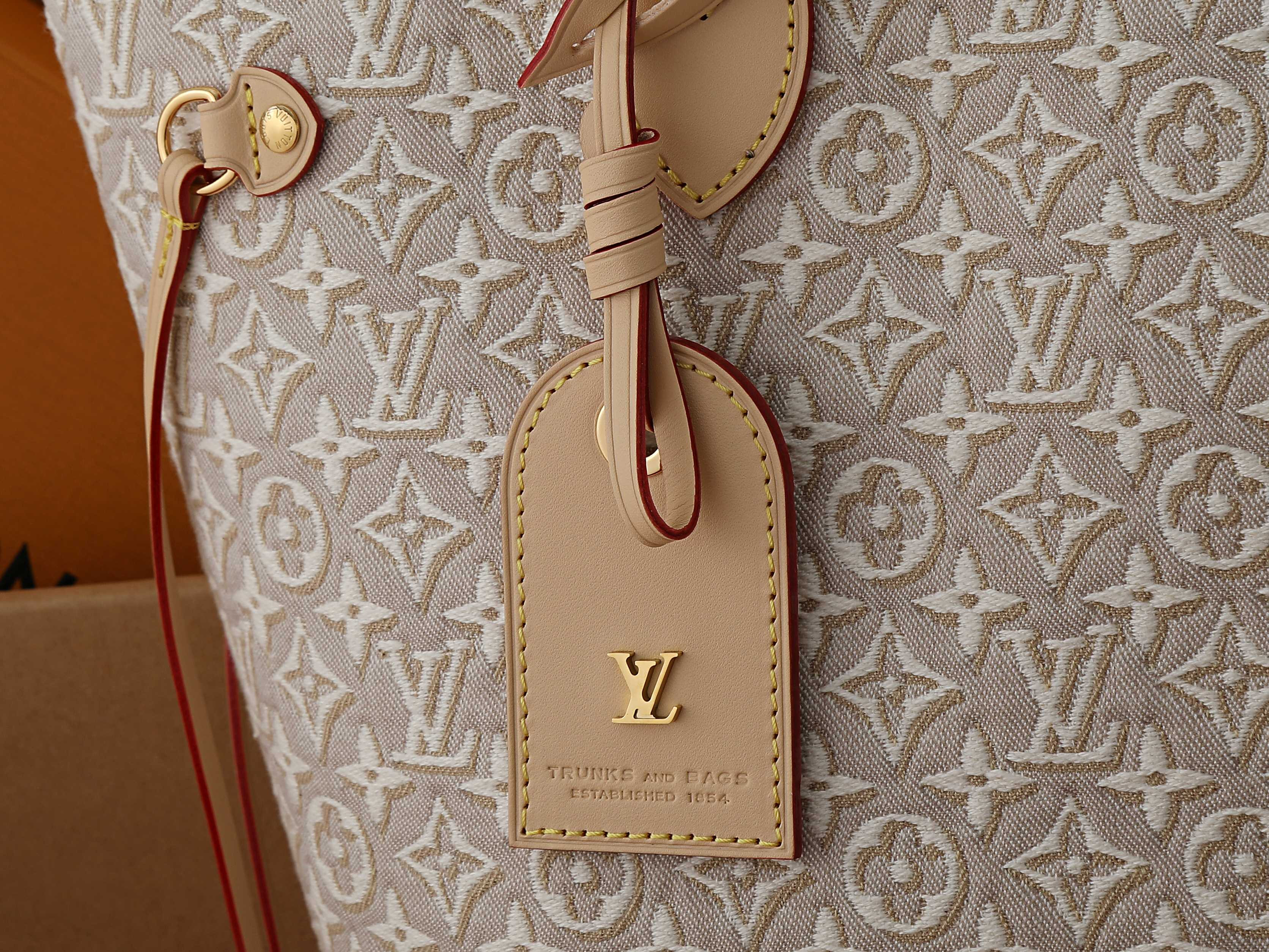 LV Neverfull MM M2A381 47x28x14cm Without Box