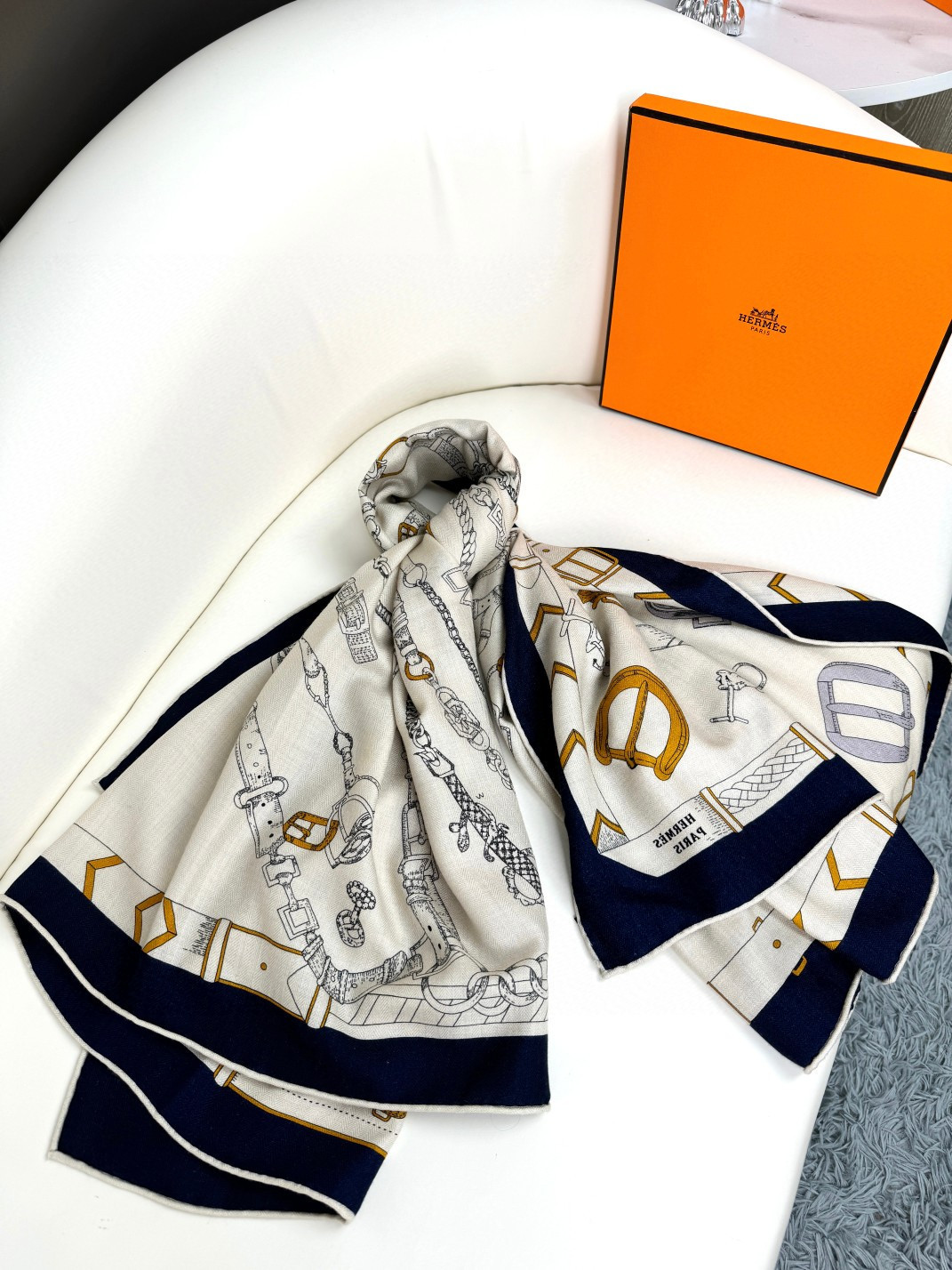 H**mes scarf 135x135cm 70% cashmere 30% silk