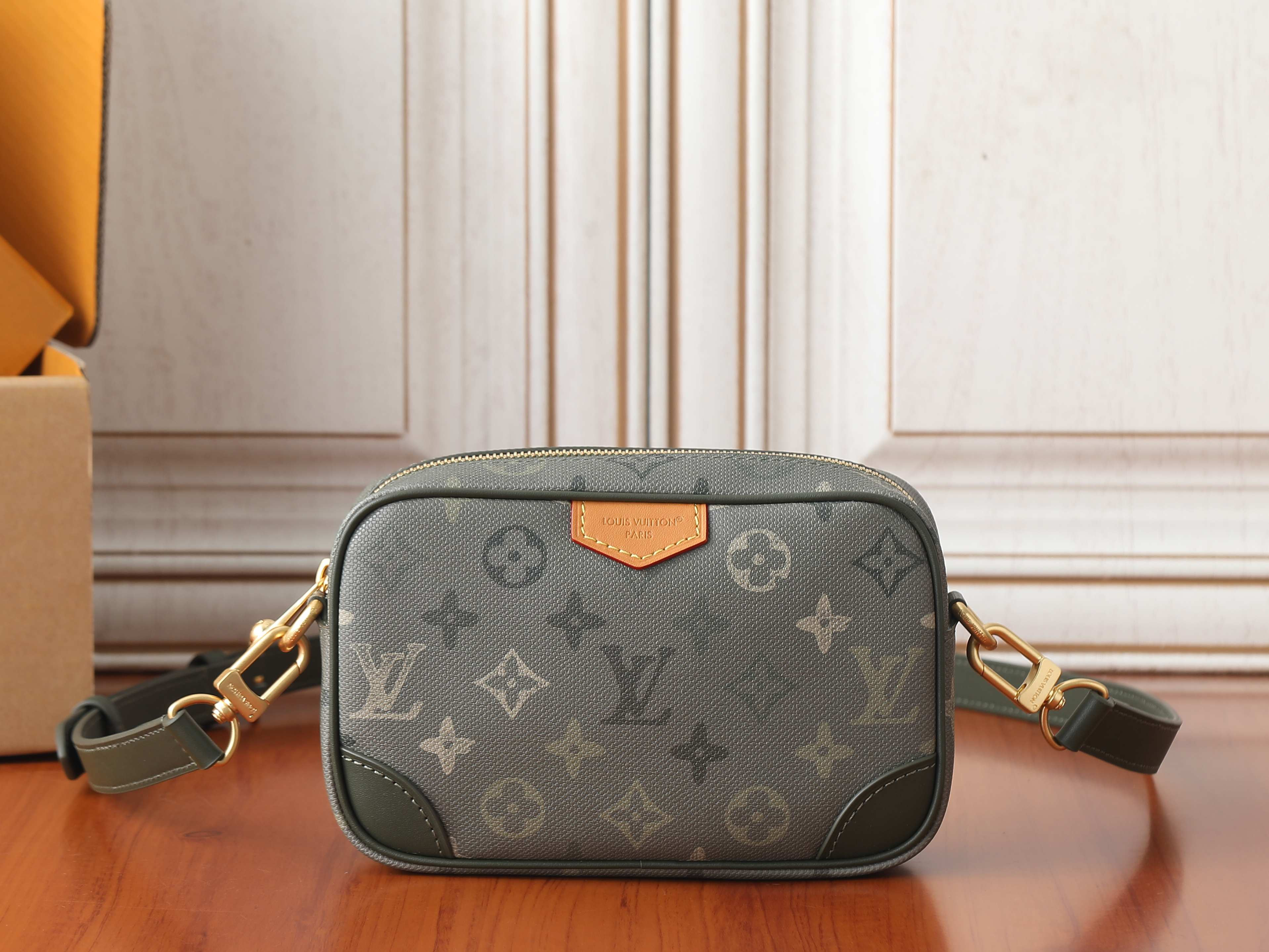 LV Trocadero Wearable Wallet M26937 20x13x6.5cm
