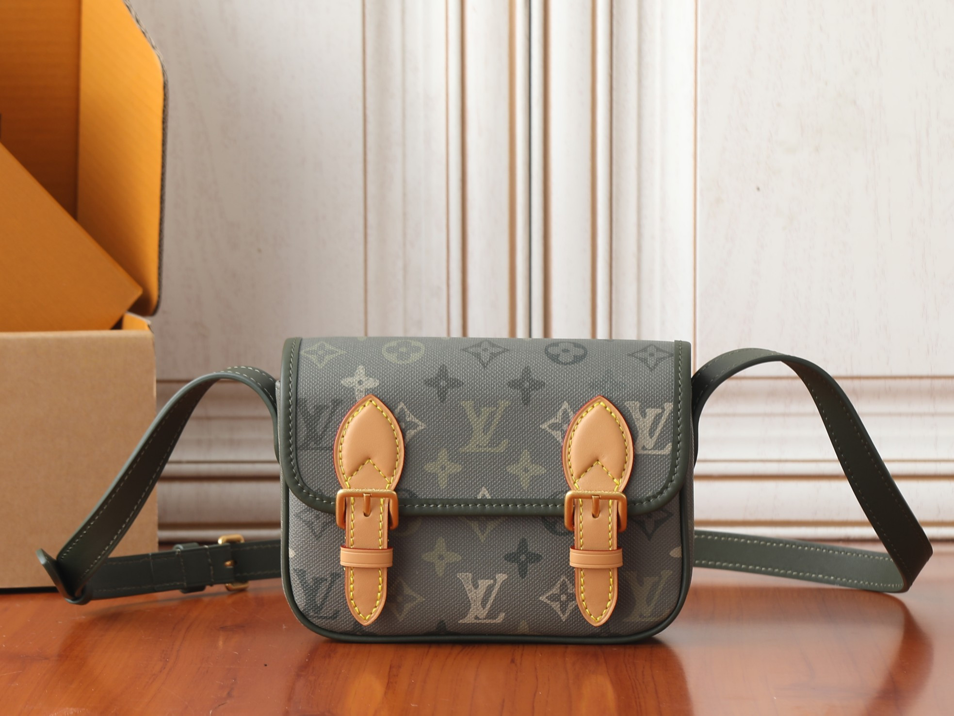 LV Satchel Wearable Wallet M26969 19.5x15x6cm