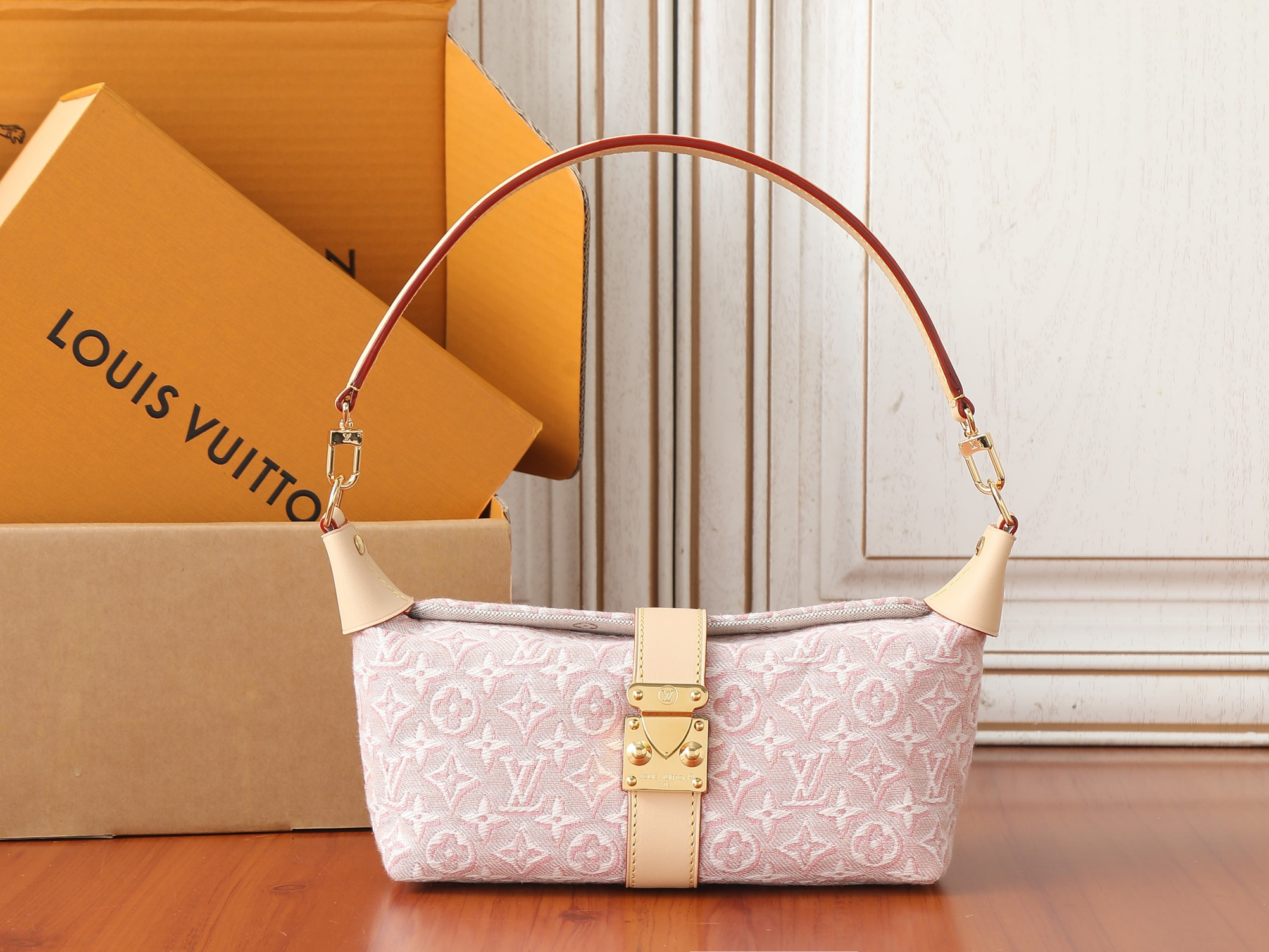 LV Pochette Mia M2A382 22x14.5x8cm