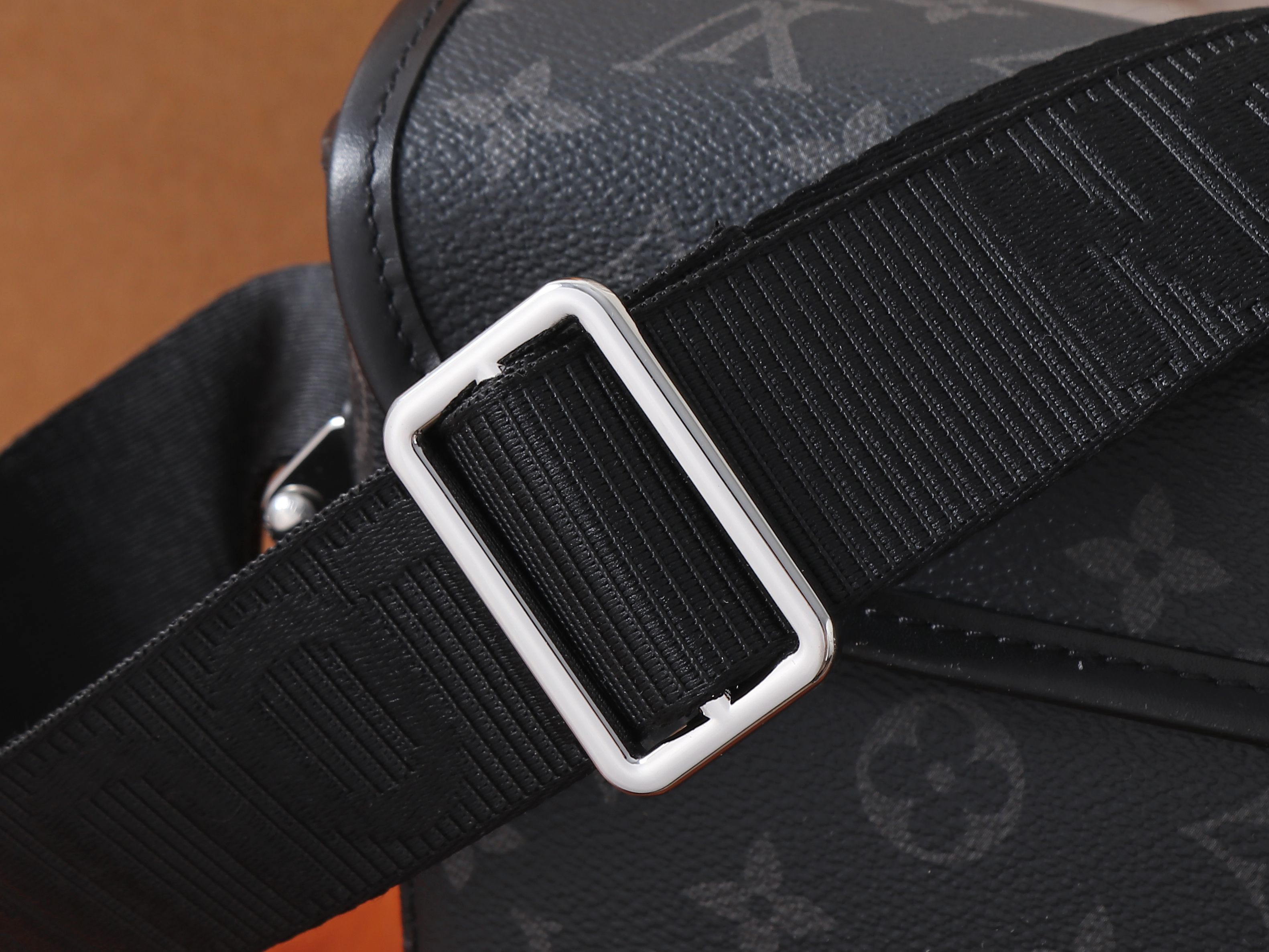 LV Courrier Messenger M28630 37x27x12cm