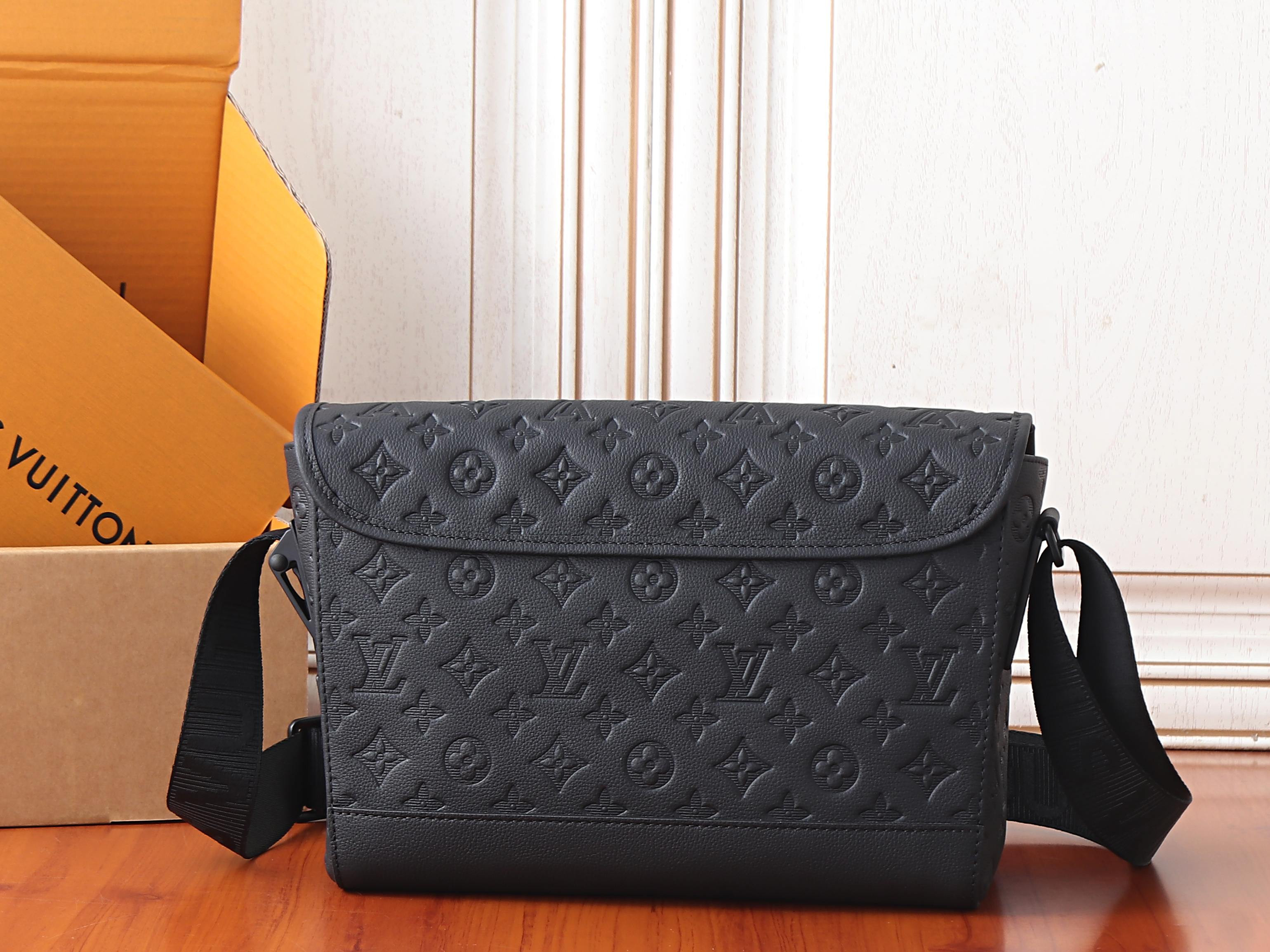 LV Courrier messenger bag M28781 37x27x12cm