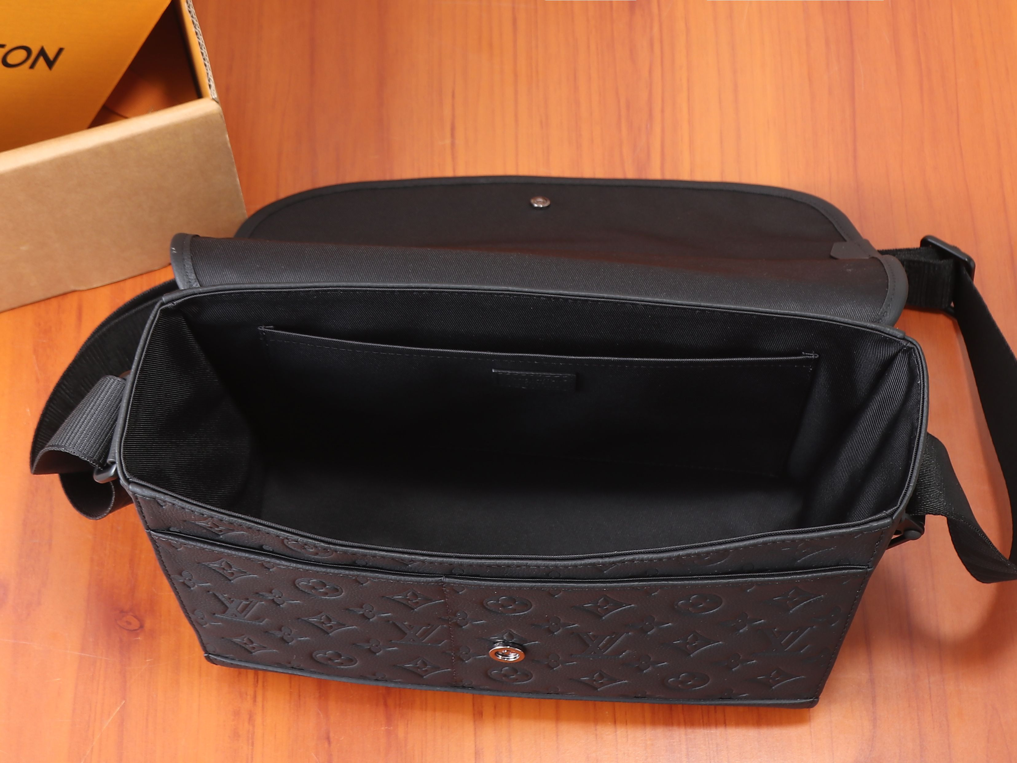 LV Courrier messenger bag M28781 37x27x12cm